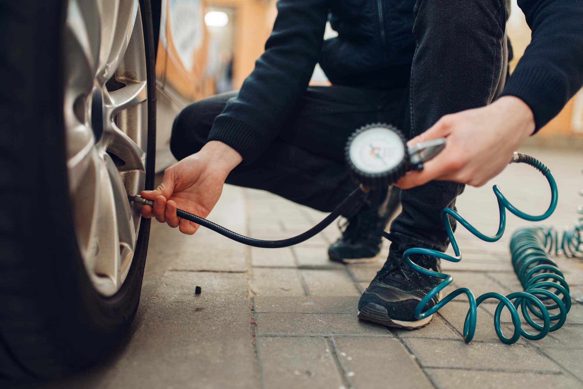 Cómo medir la presión de los neumáticos tu solo