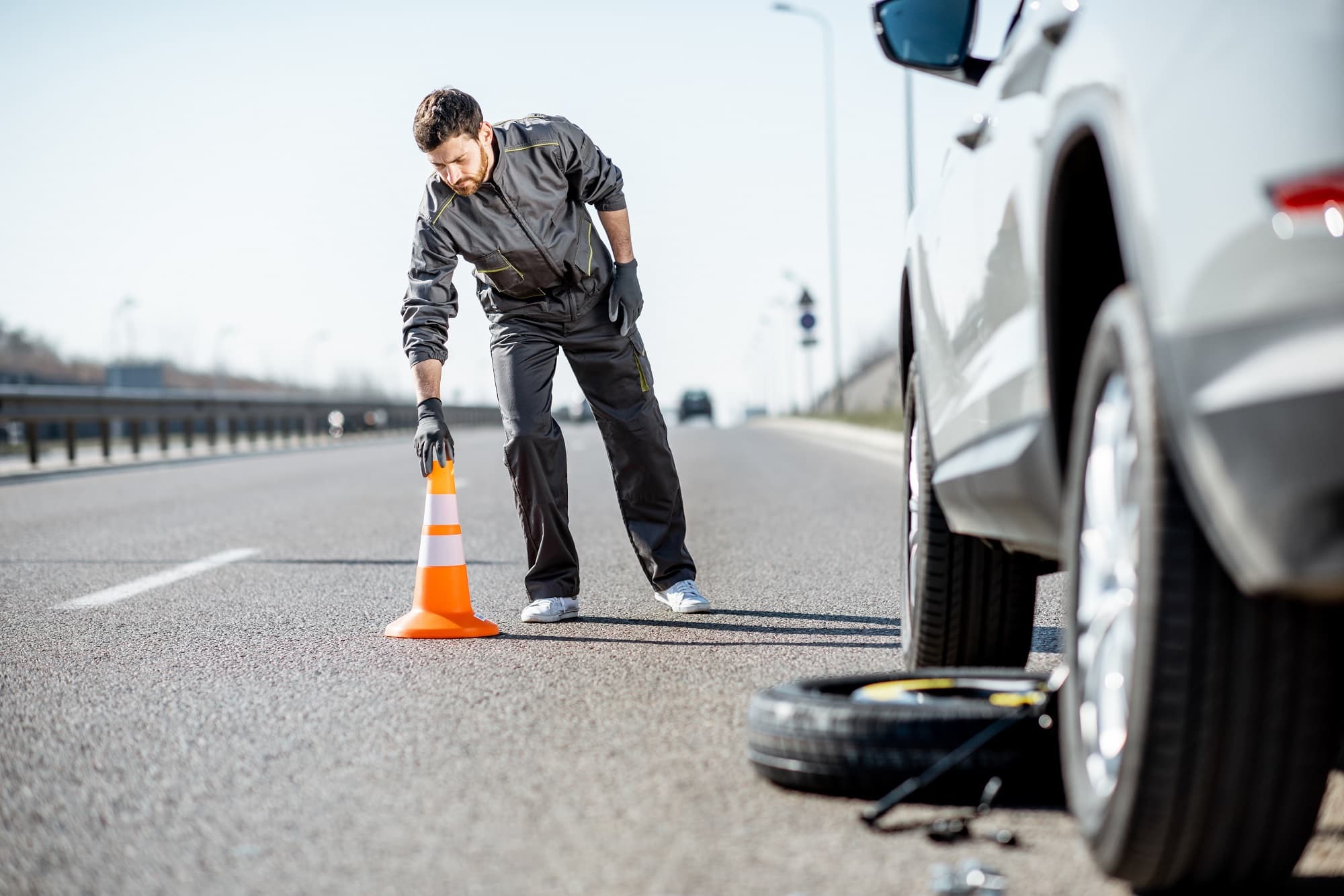 Conducir en situación de emergencia tras un pinchazo