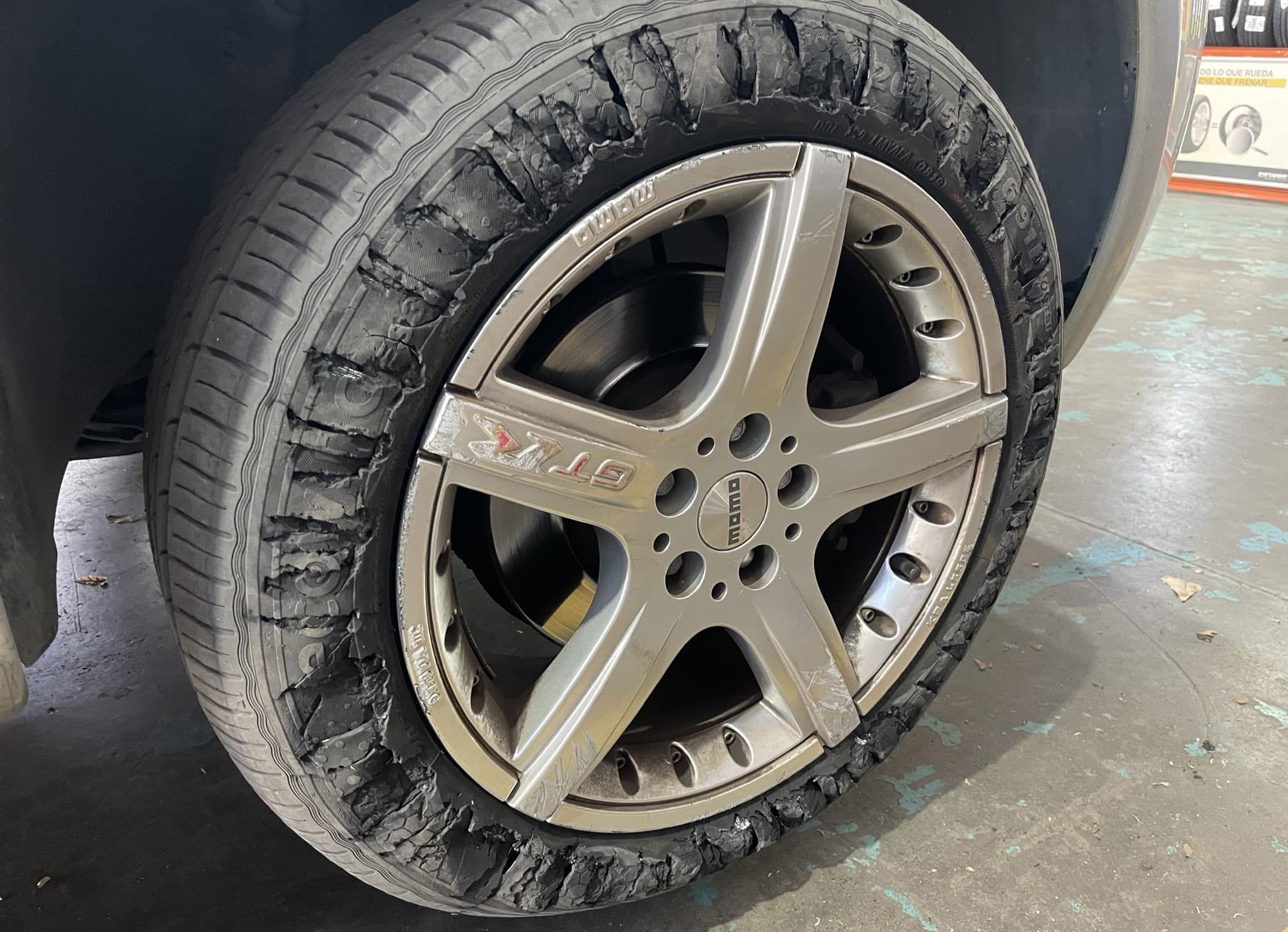 Nunca debes conducir con un neumático pinchado