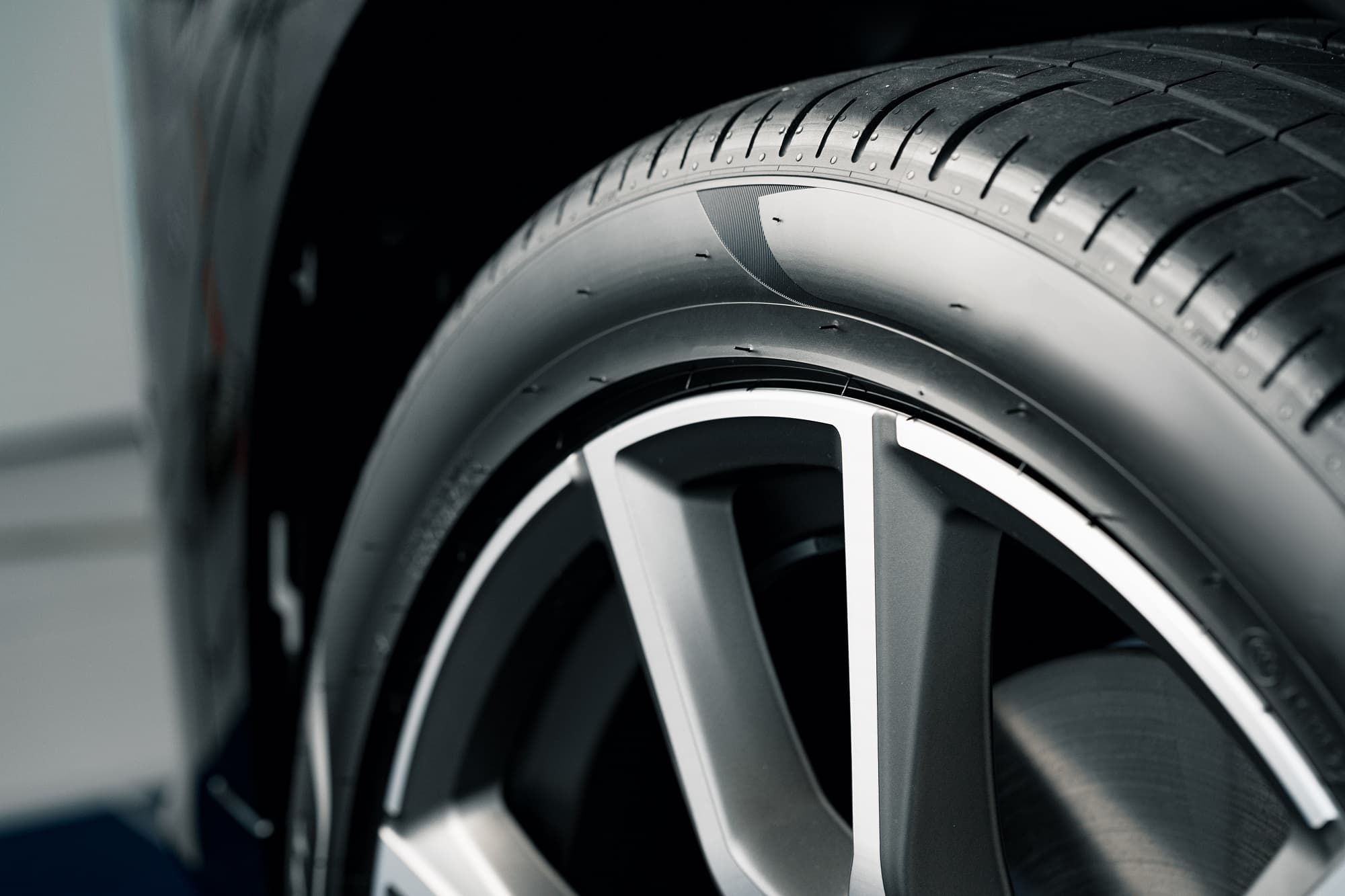 Partes del neumático de un automóvil