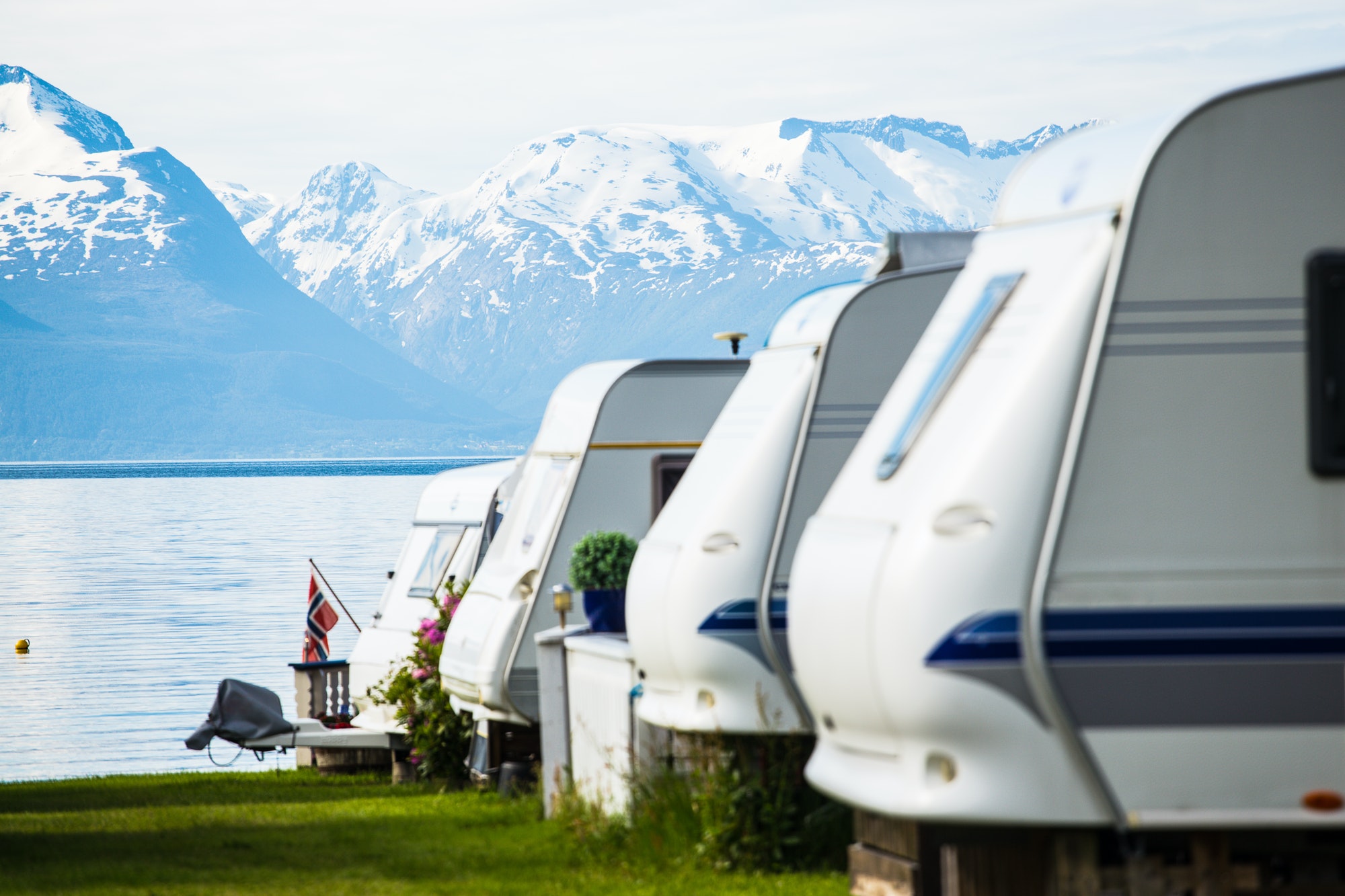 Varias caravanas aparcadas a lado de un lago