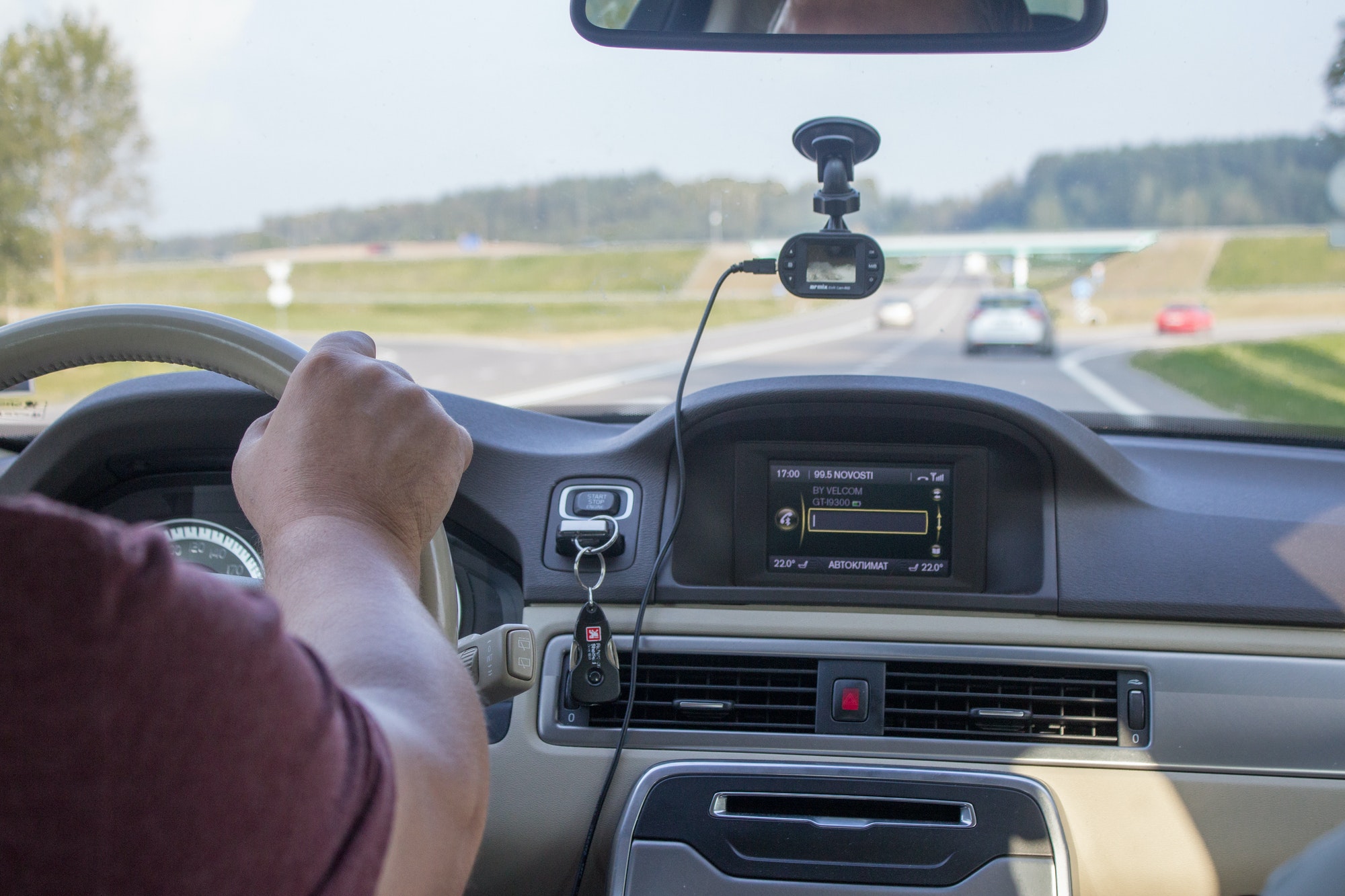 Conductor que ha montado neumáticos de invierno en verano