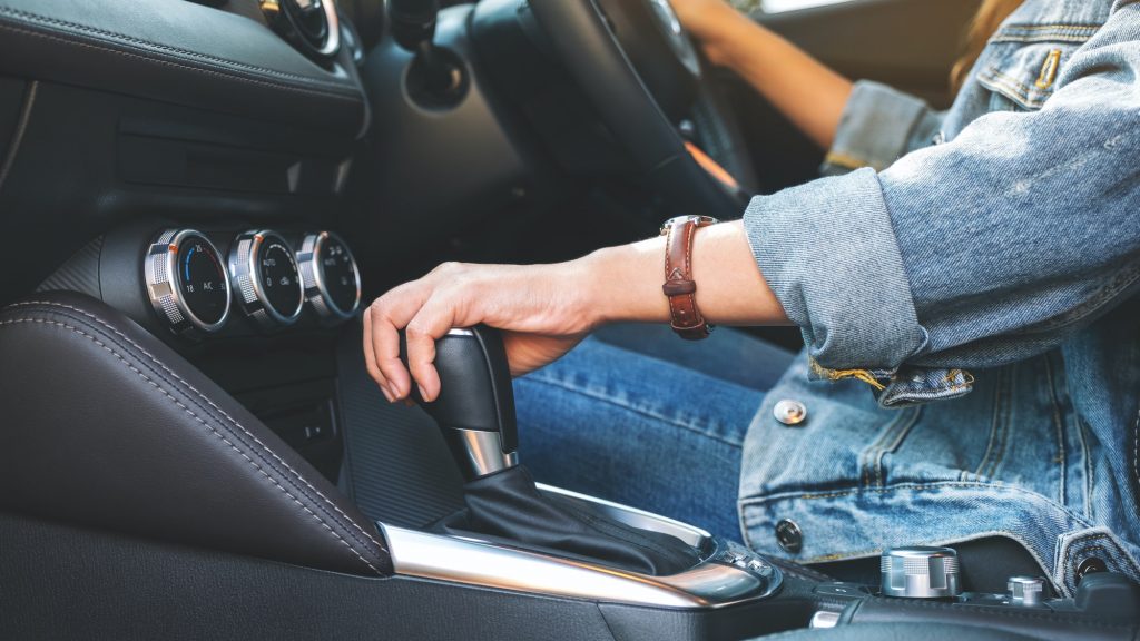 Cómo usar la posición P (aparcamiento) en un coche automático para