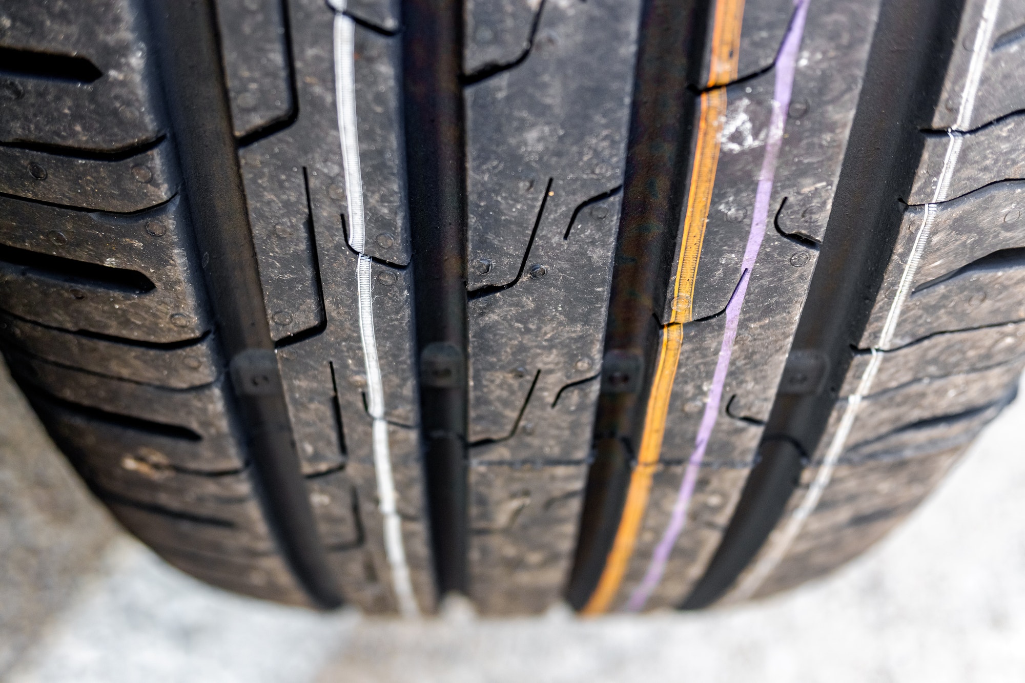 Diseño del dibujo y estructura interna de la banda de rodadura