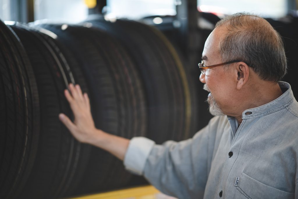 Neumáticos chinos: Los expertos te aclaran sus ventajas e inconvenientes frente a unos Michelin, Continental, Pirelli… 4 Motor16 man customer client choosing and buying a retail tire at automobile sale shop store Motor16