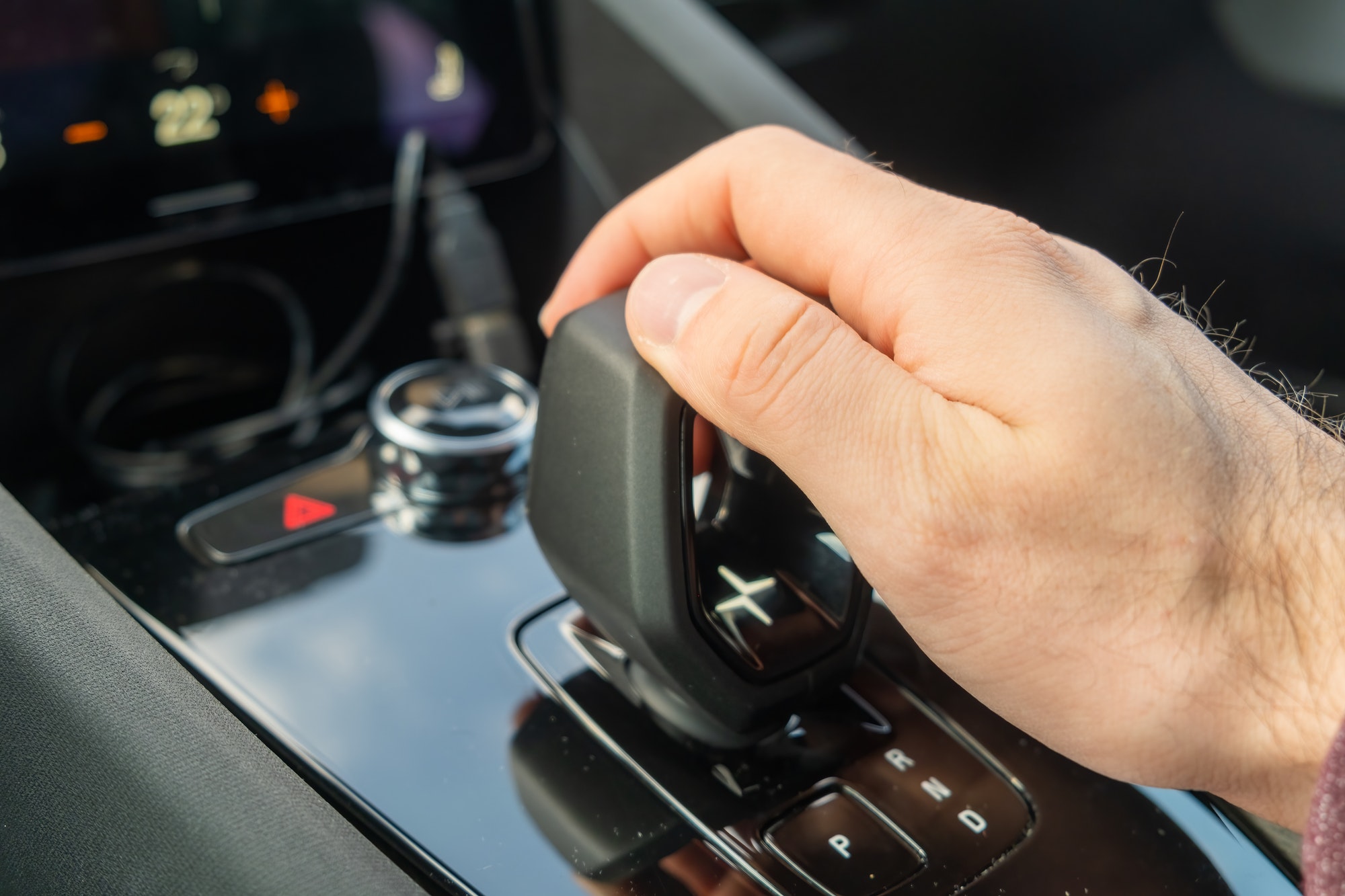 Mano de hombre sobre embrague de coches automáticos