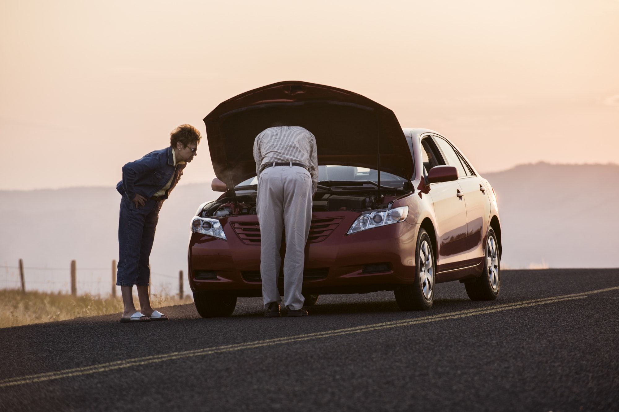 Dos automovilistas con problemas de vibraciones en el coche