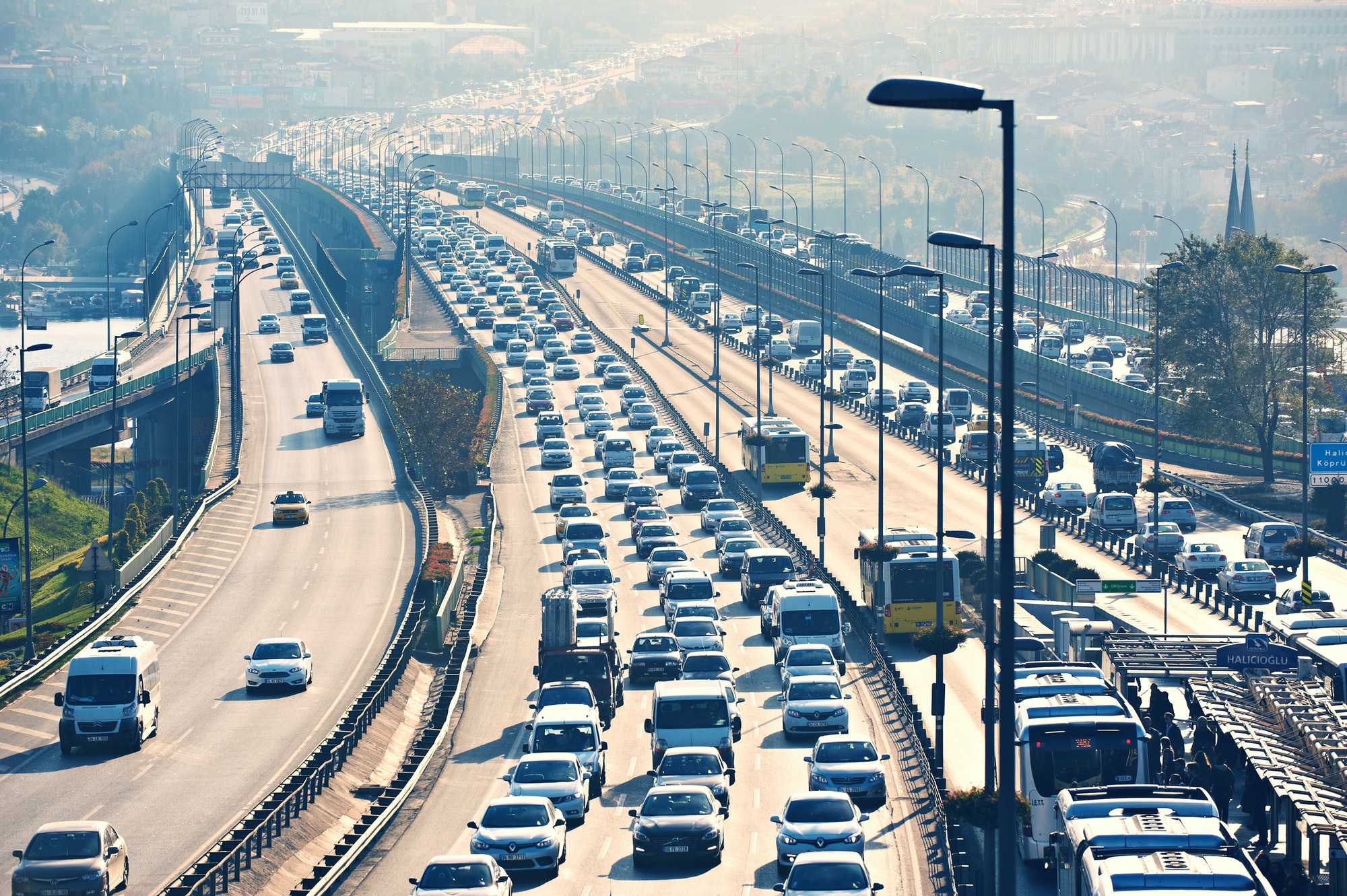 La polución del tráfico entre neumáticos y gasolina