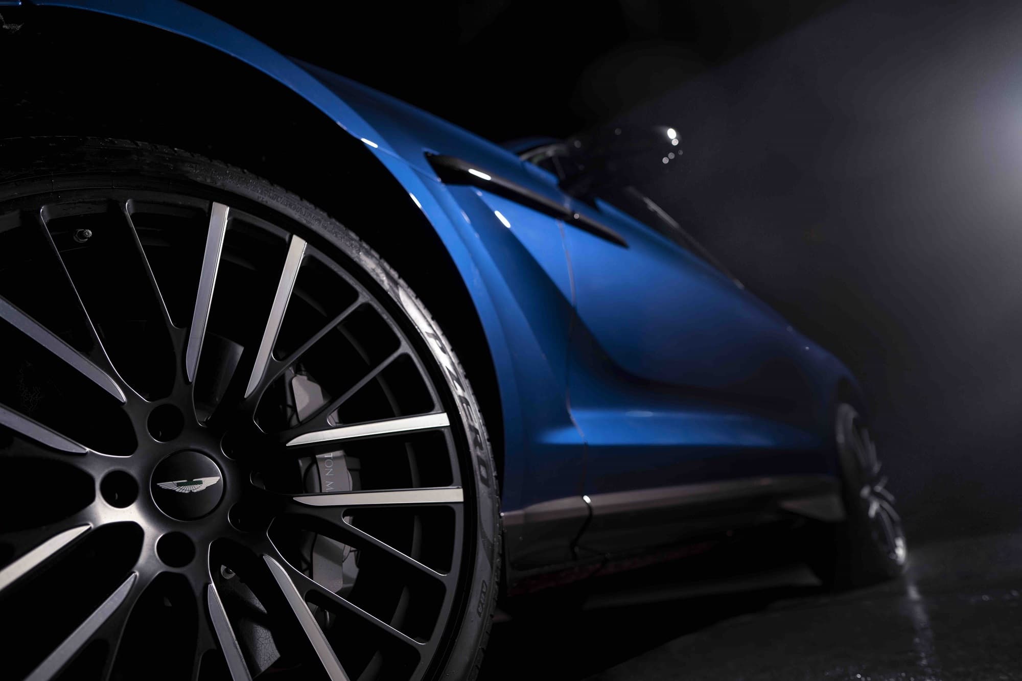 Pirelli y Aston Martin DBX707