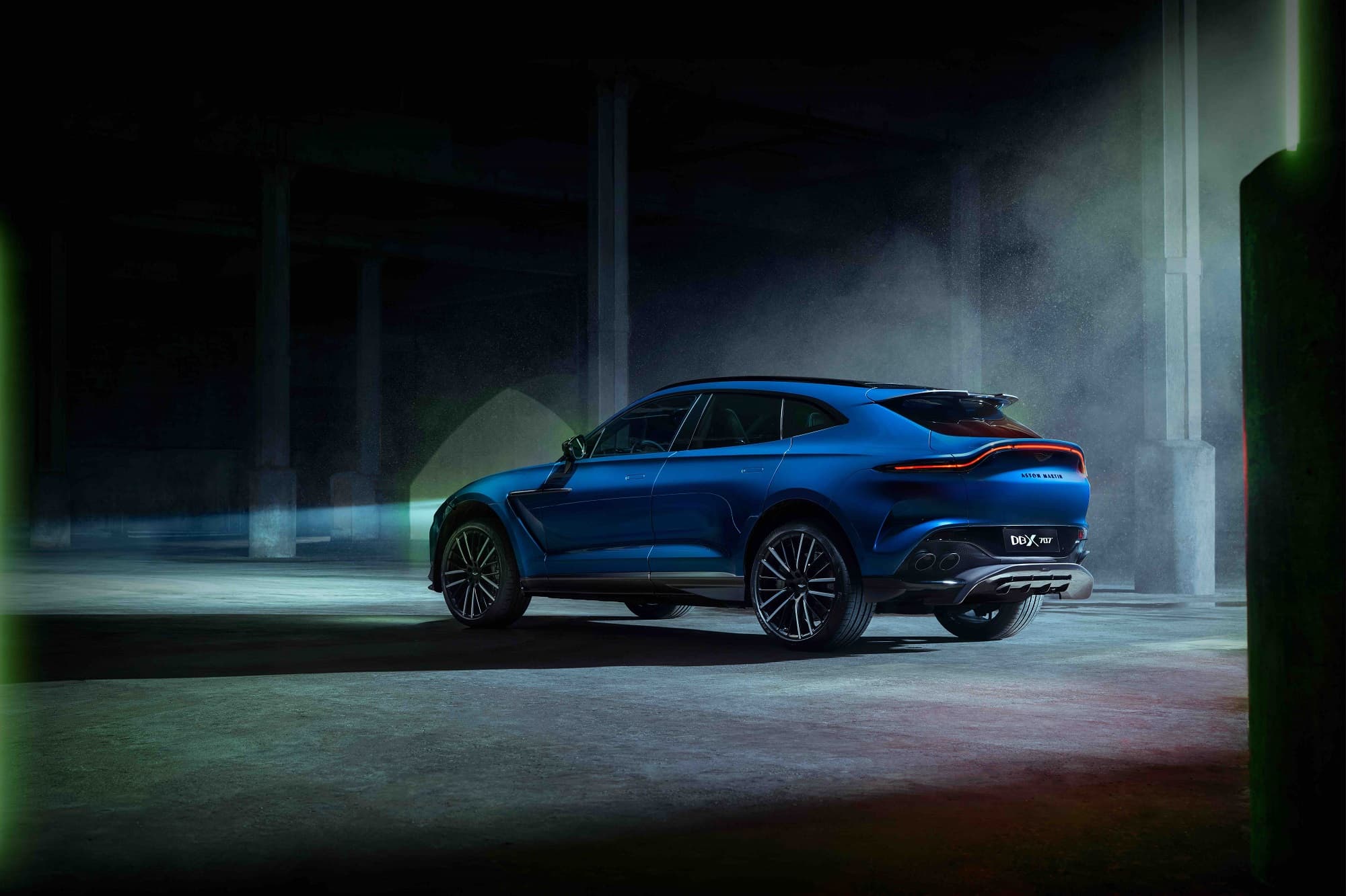 Pirelli y Aston Martin DBX707