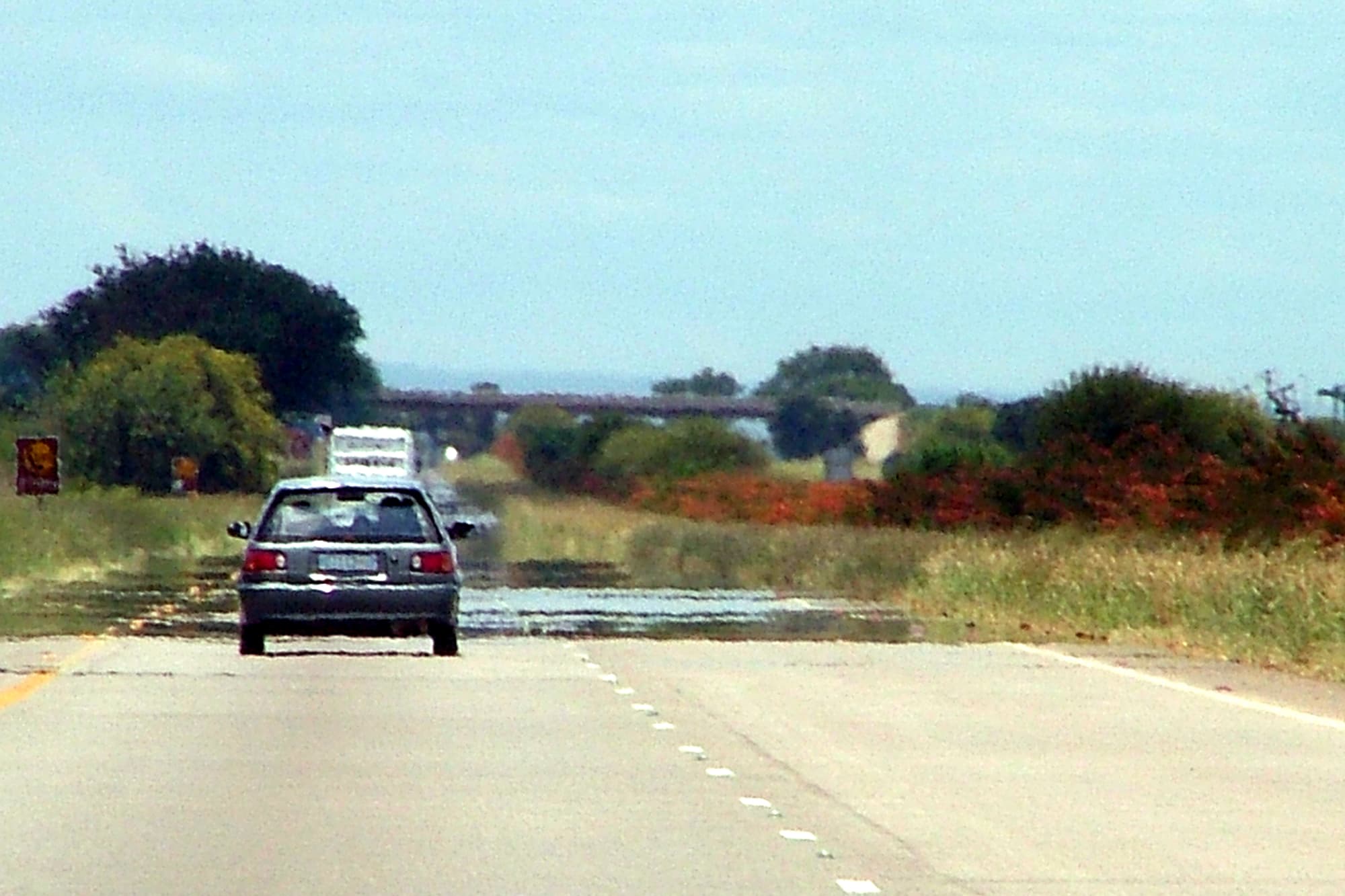 Por qué se refleja el asfalto en verano
