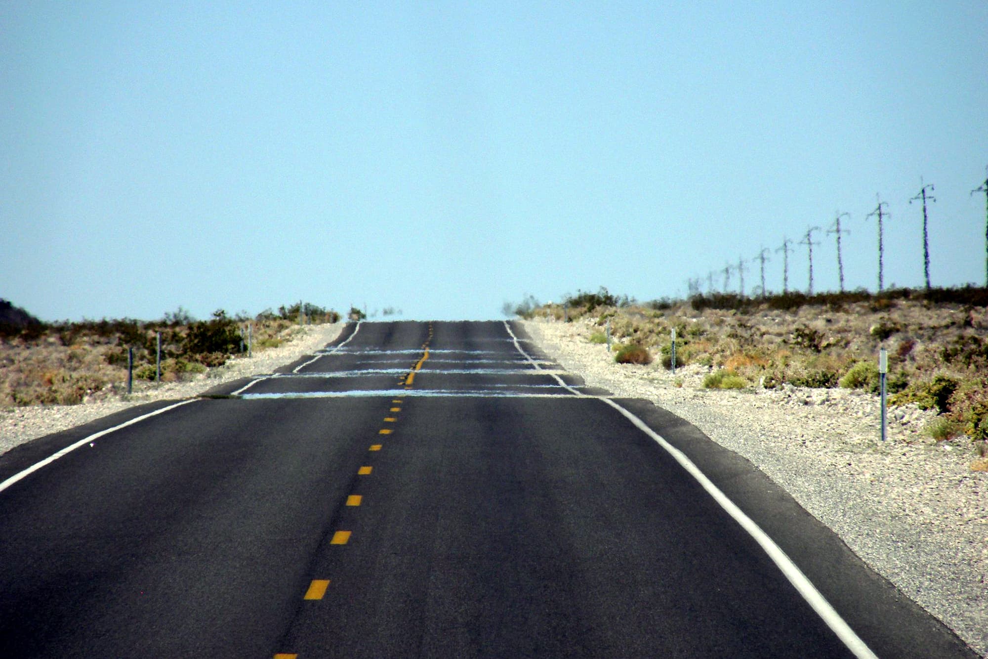 Por qué se refleja el asfalto en verano