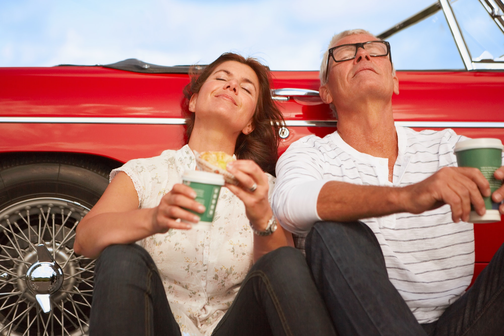 Pareja se refresca en un descanso en el coche