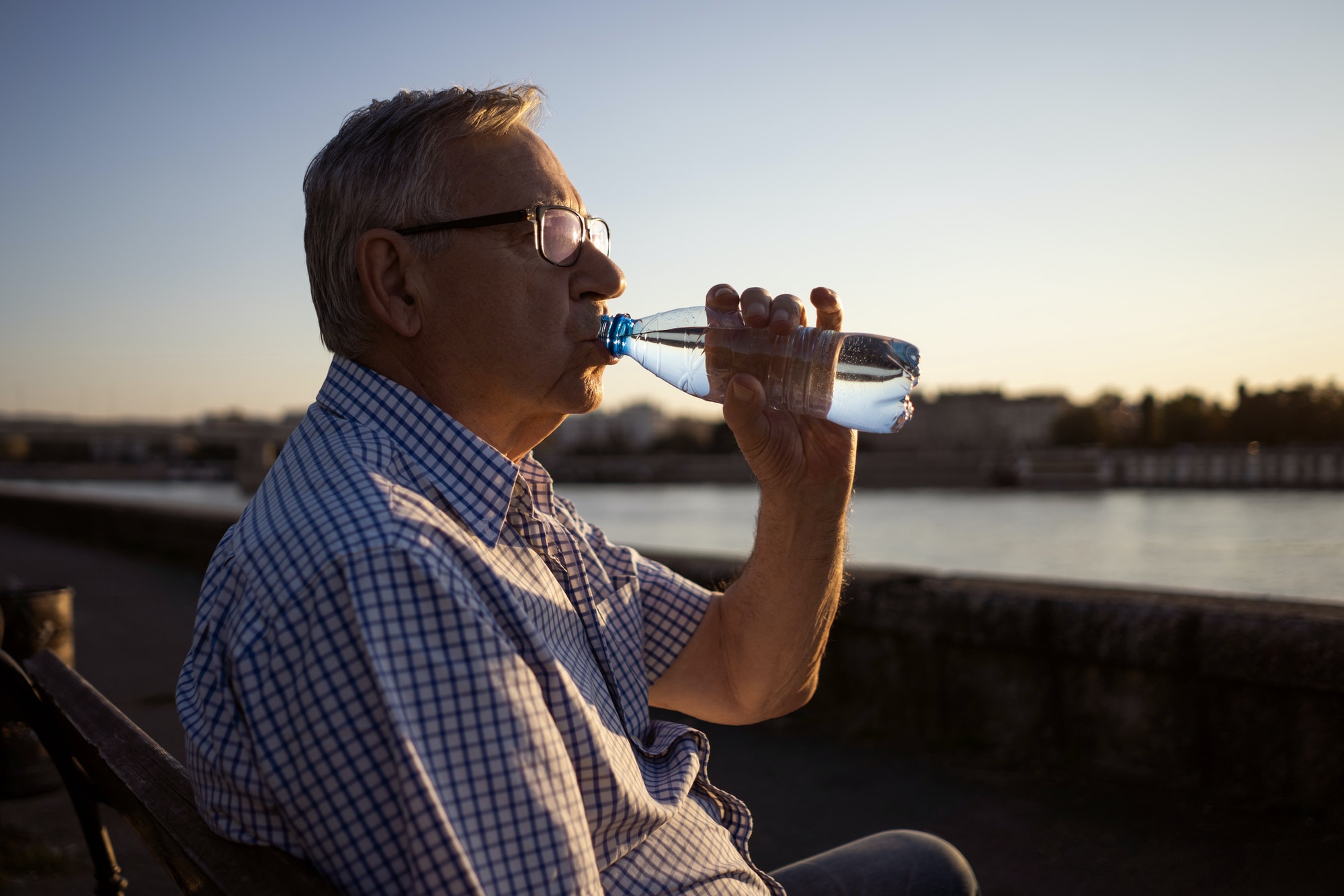 Si hace calor, debes beber mucha agua.