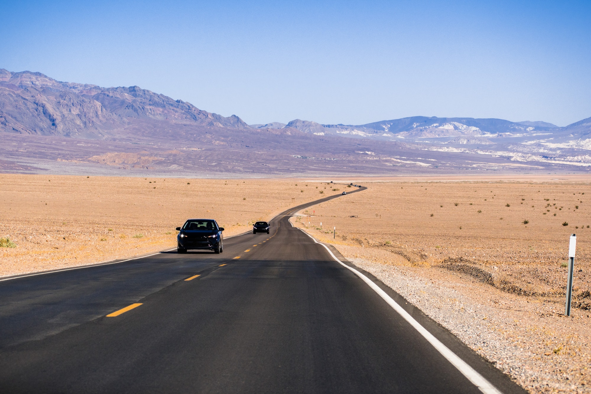 Coche recorre carretera con mucho calor
