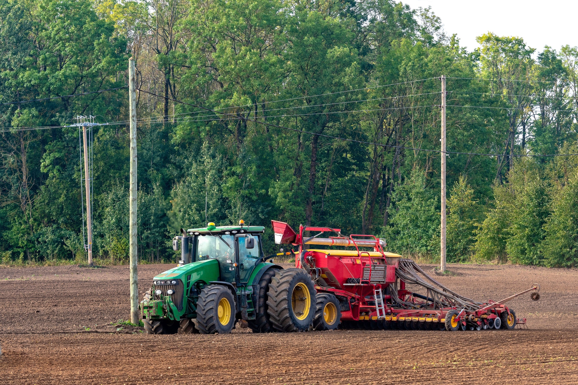 Un moderno tractor con sus neumáticos agrícolas