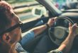 Hombre con coche vibra al frenar a alta velocidad