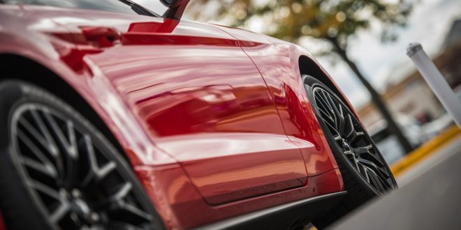Neumáticos de un coche desde abajo