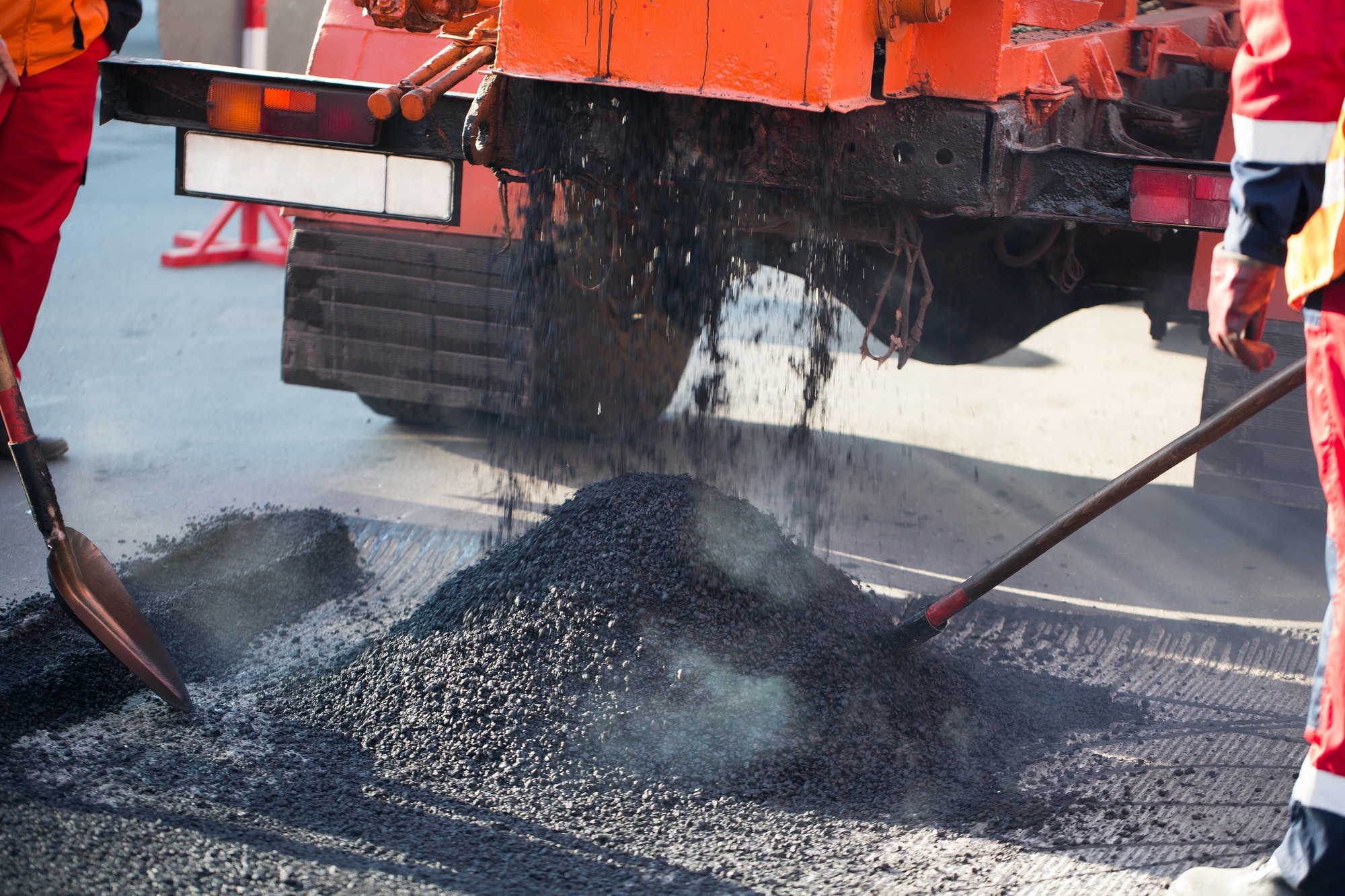 Obreros se preparan a estender el asfalto