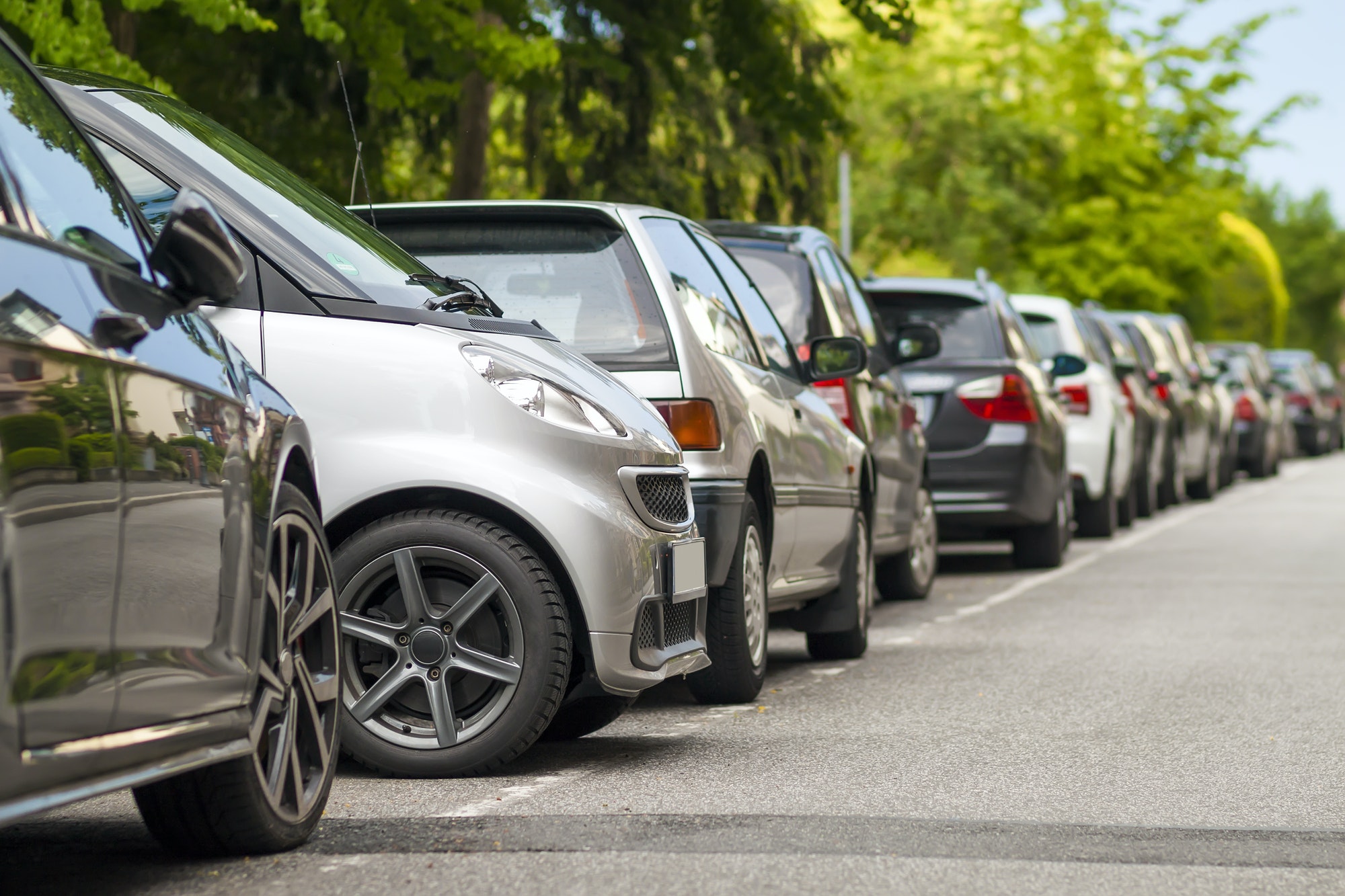 Varios coches aparcados bajo el calor