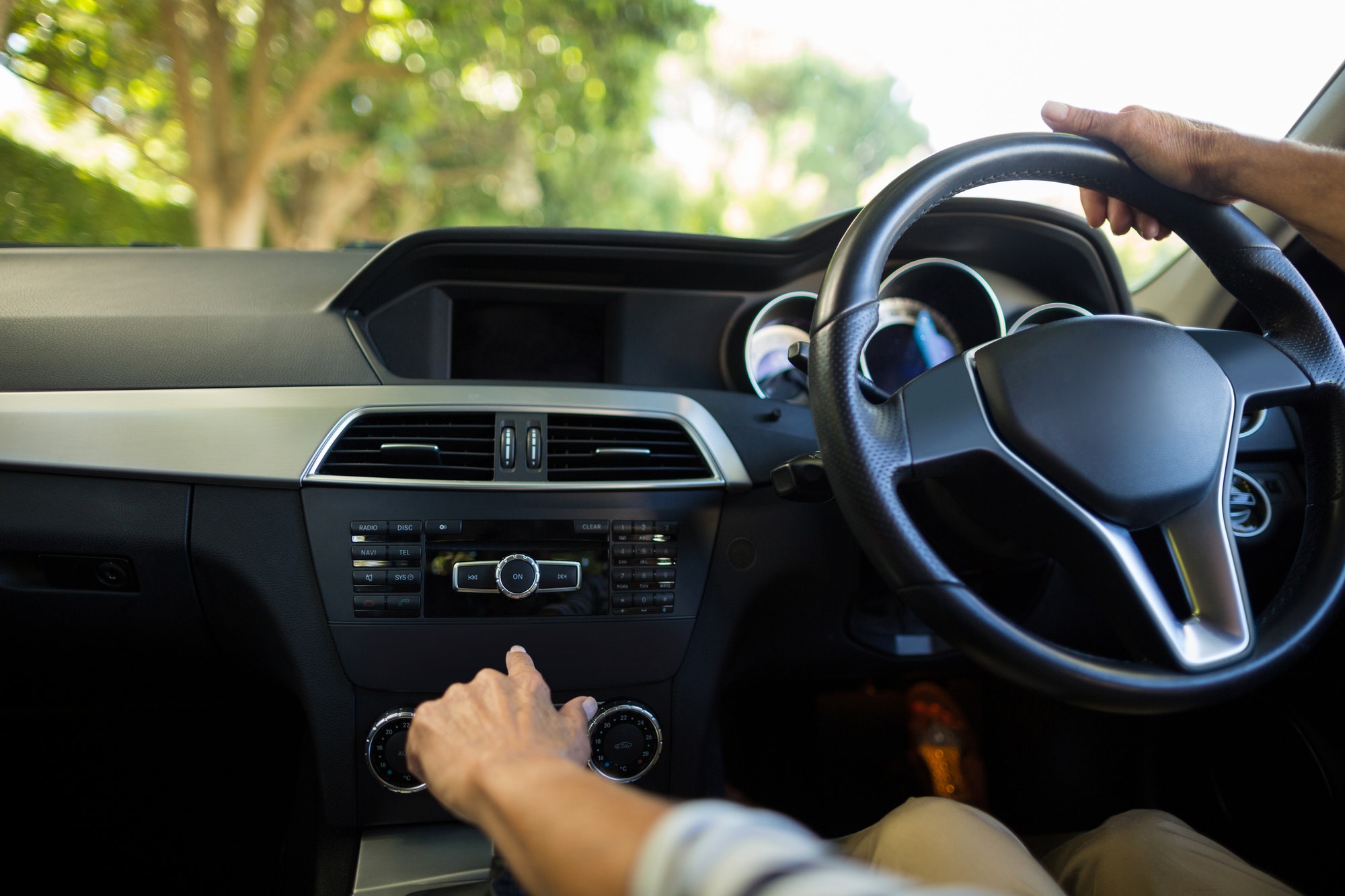 Por qué baja la temperatura del coche en carretera?