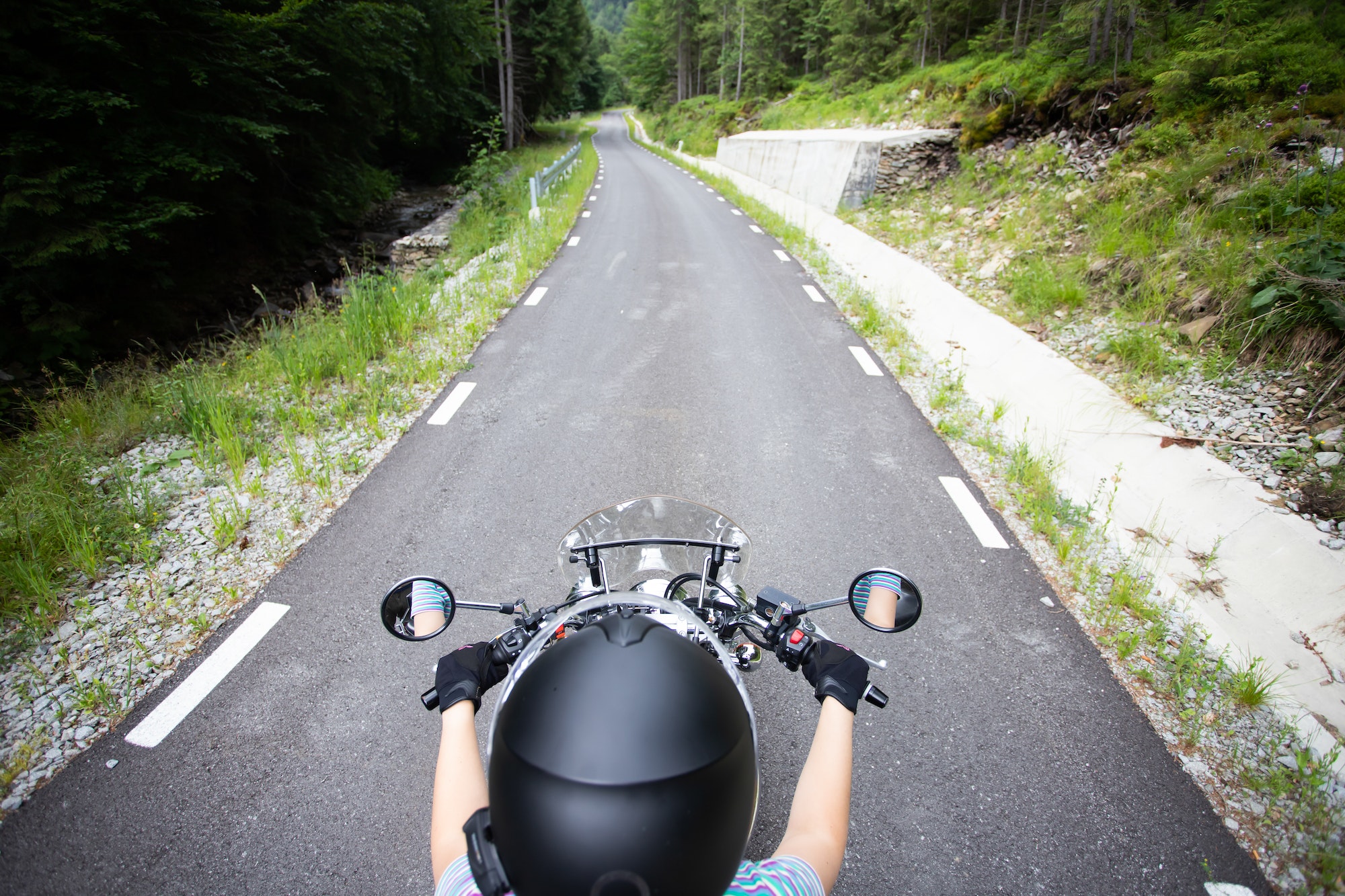 Chico conduce con carnet A1