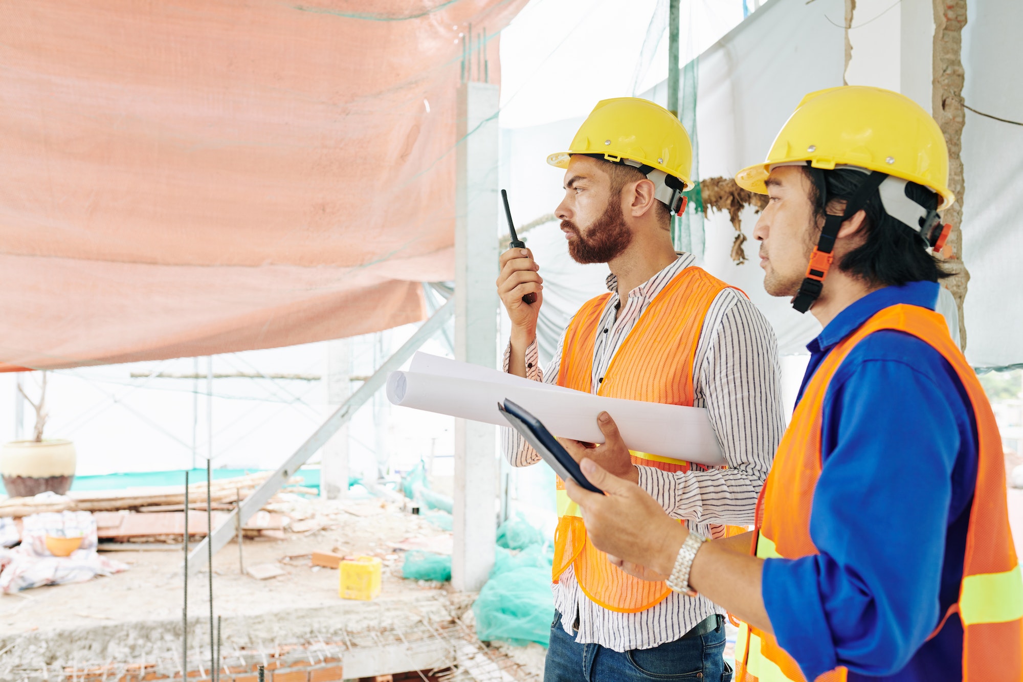 Dos ingenieros trabajan en una casa hecha con neumáticos