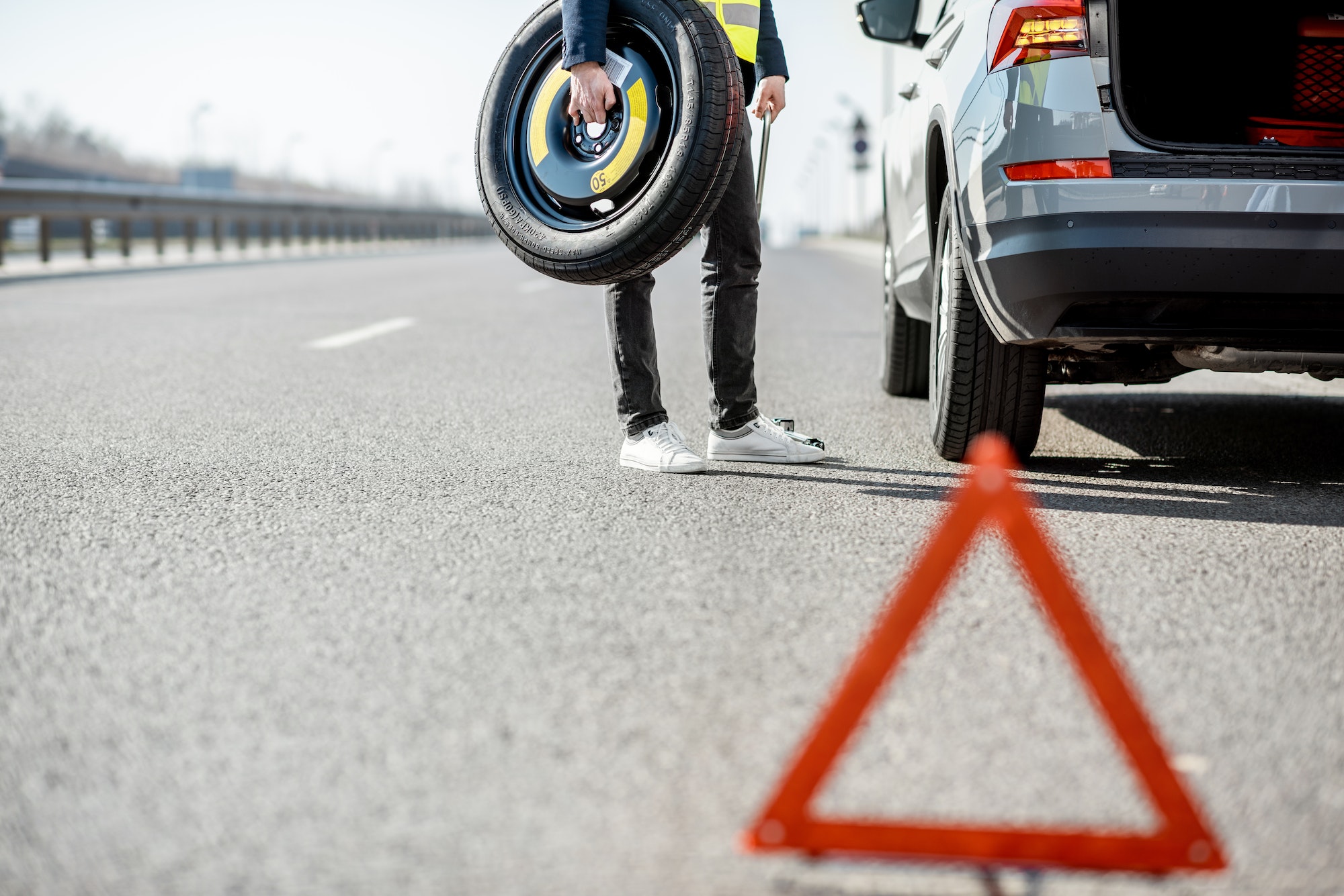 Es obligatorio en un turismo llevar una rueda de repuesto