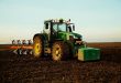 Un tractor con neumáticos Trelleborg en el campo