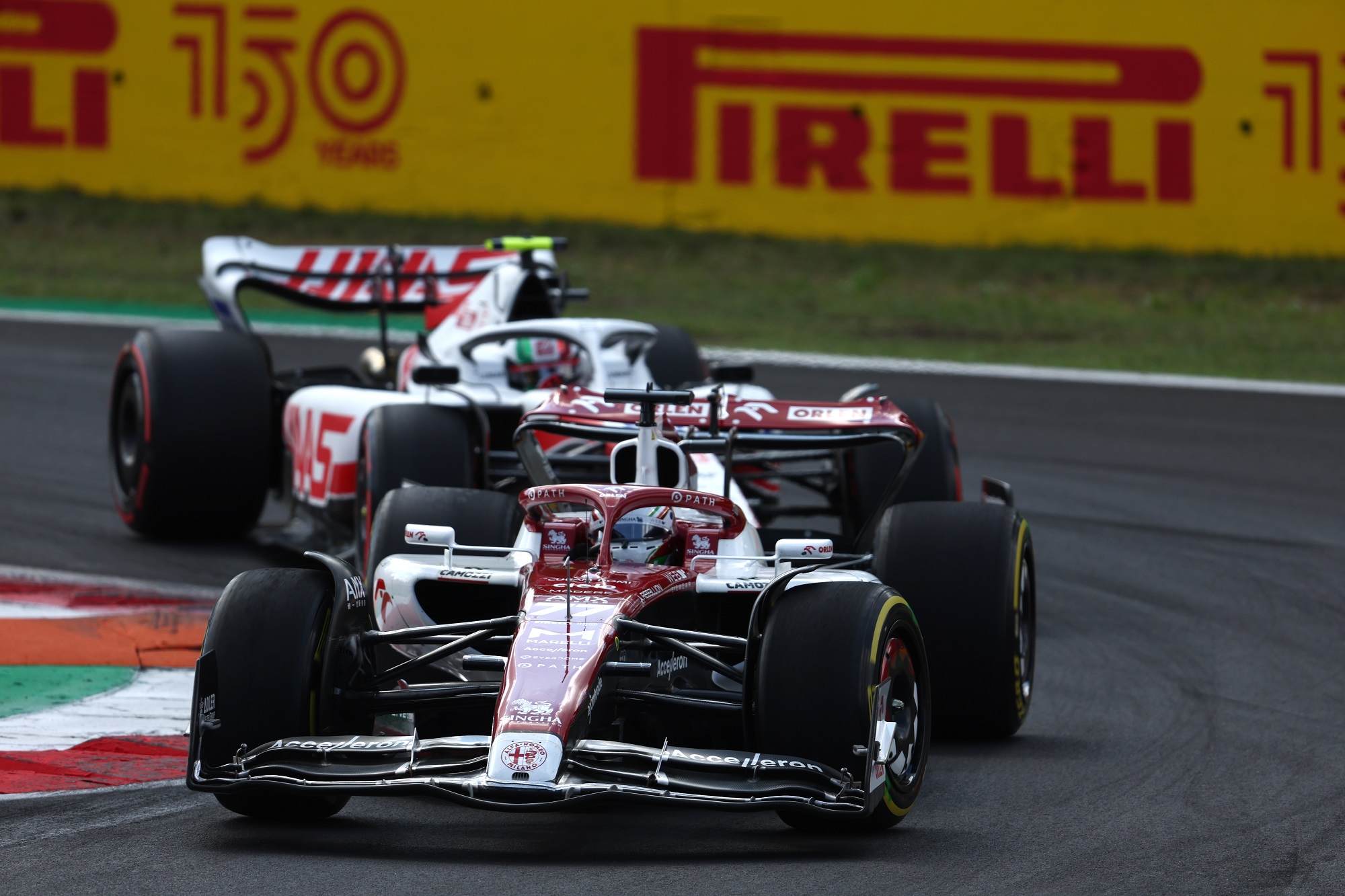 Dos coches de F1 con ruedas Pirelli