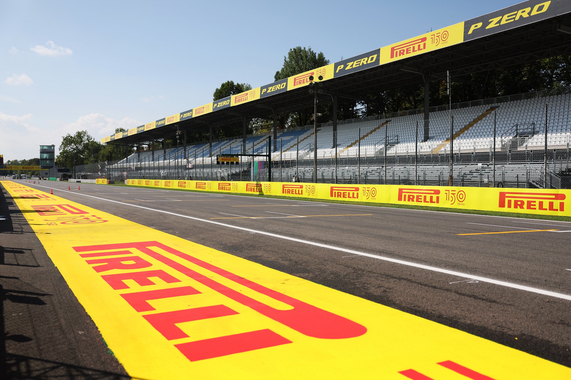 Una pista de F1 con letreros Pirelli