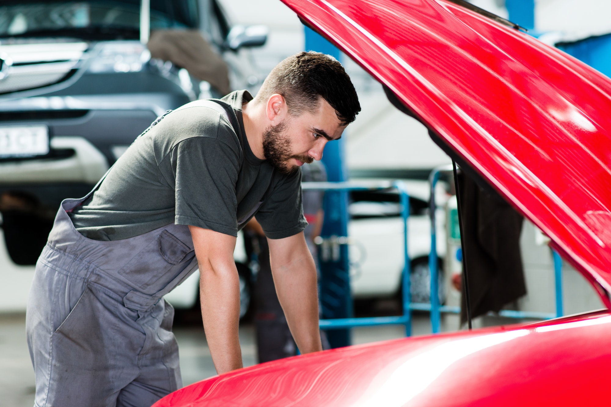 Qué hacer si el coche pierde aceite por debajo