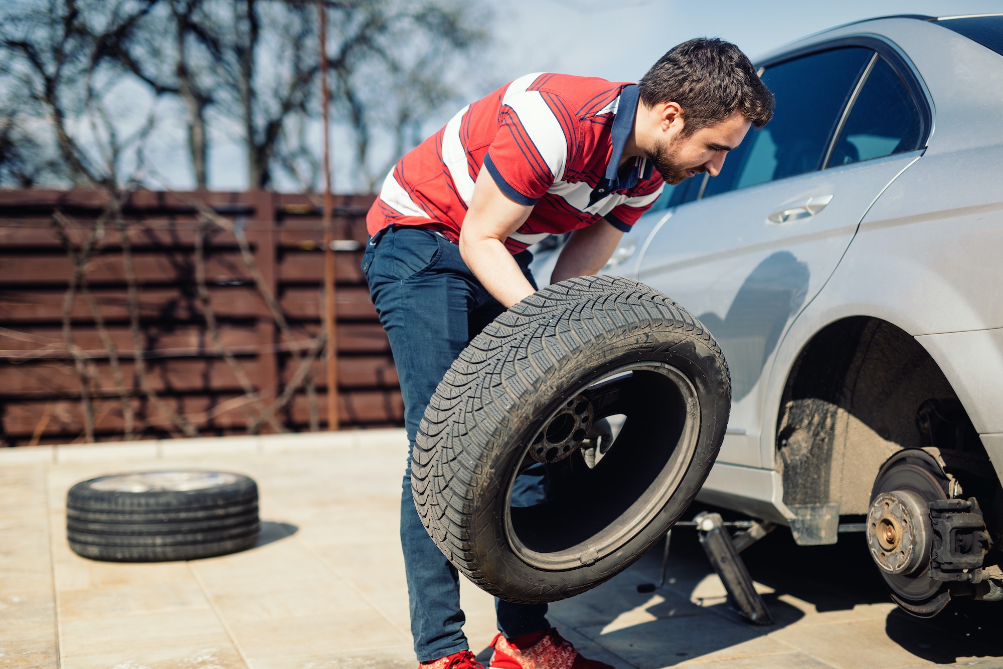 ¿Qué sucede si un vehículo rueda un poco o mucho aire en sus neumáticos?