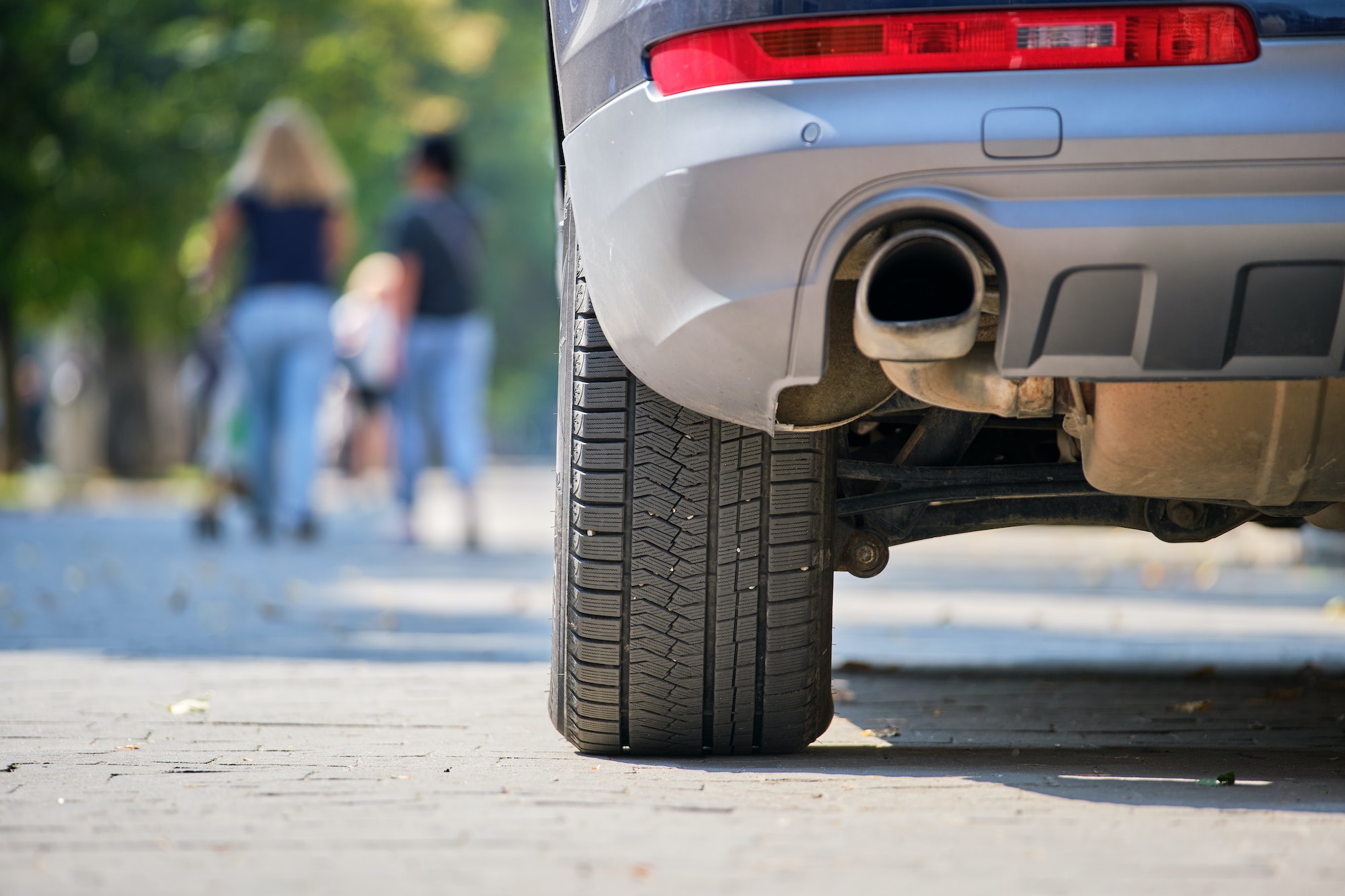 Por qué emite humos el tubo de escape del coche