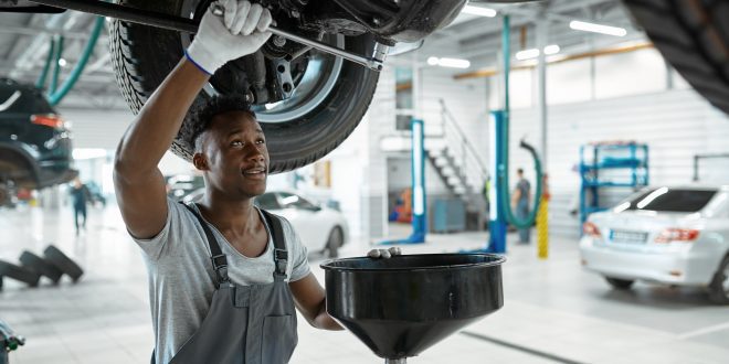 El coche pierde aceite por debajo