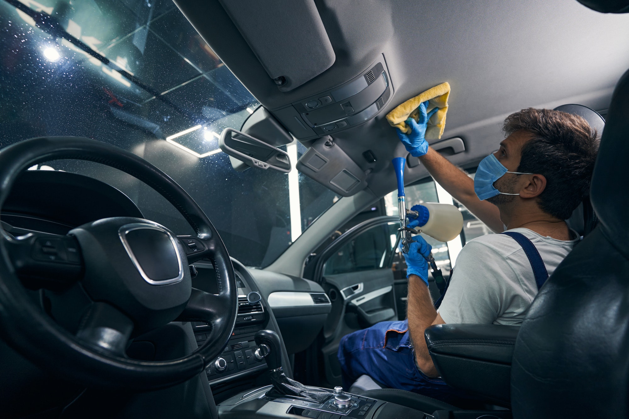 Cómo pegar el techo del coche