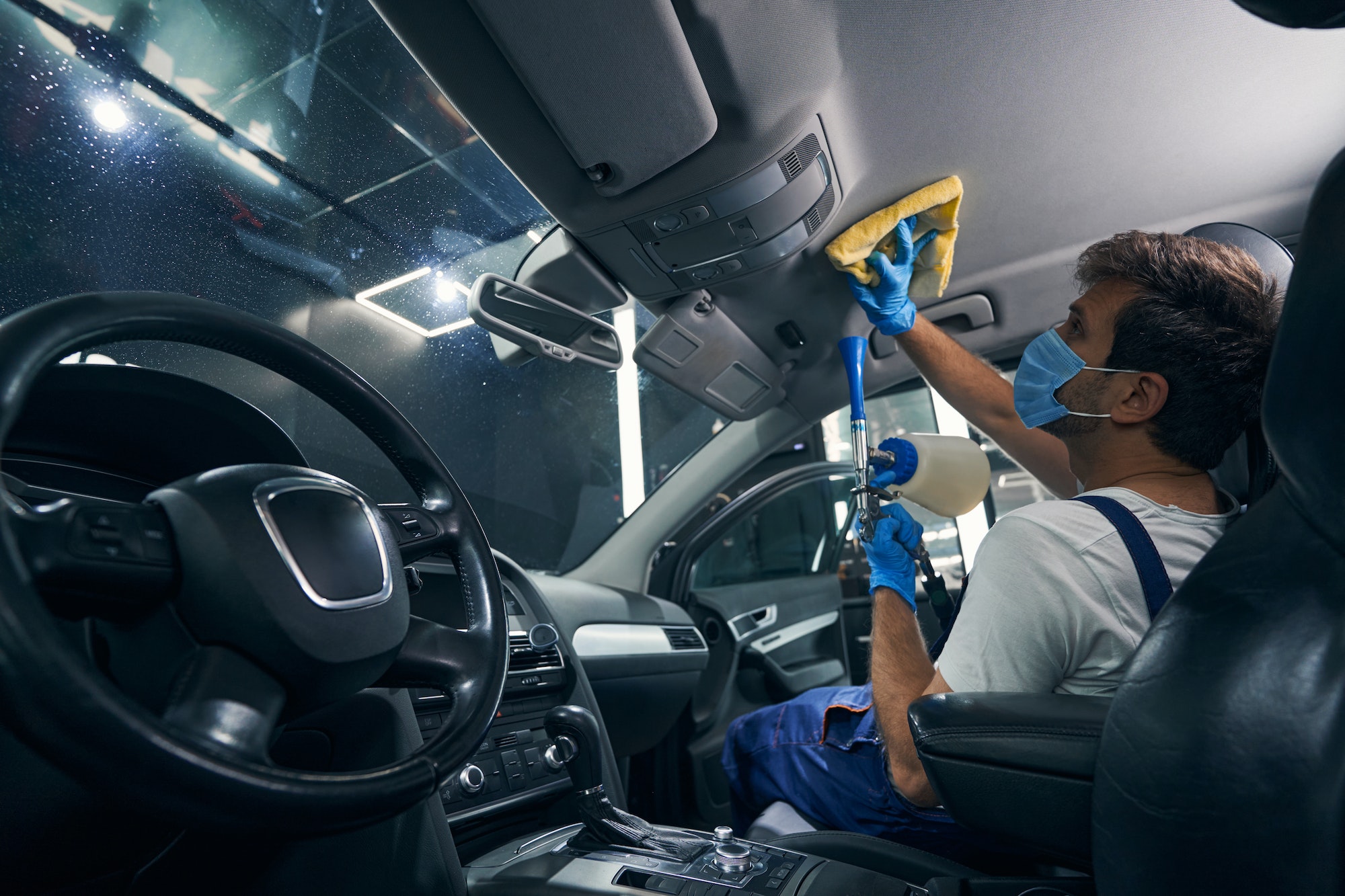 Cómo reparar la tapicería del techo del coche