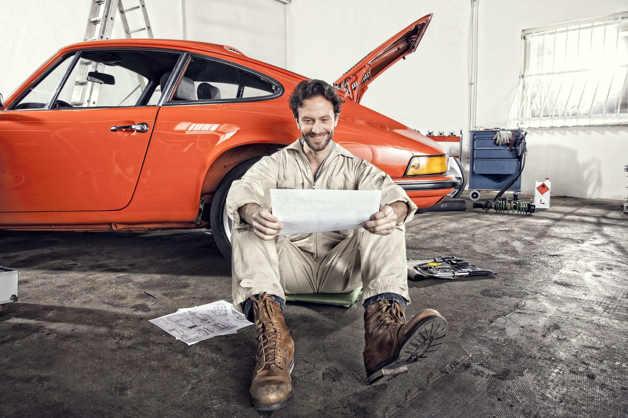 Mecánico antes de arreglar un Porsche clásico