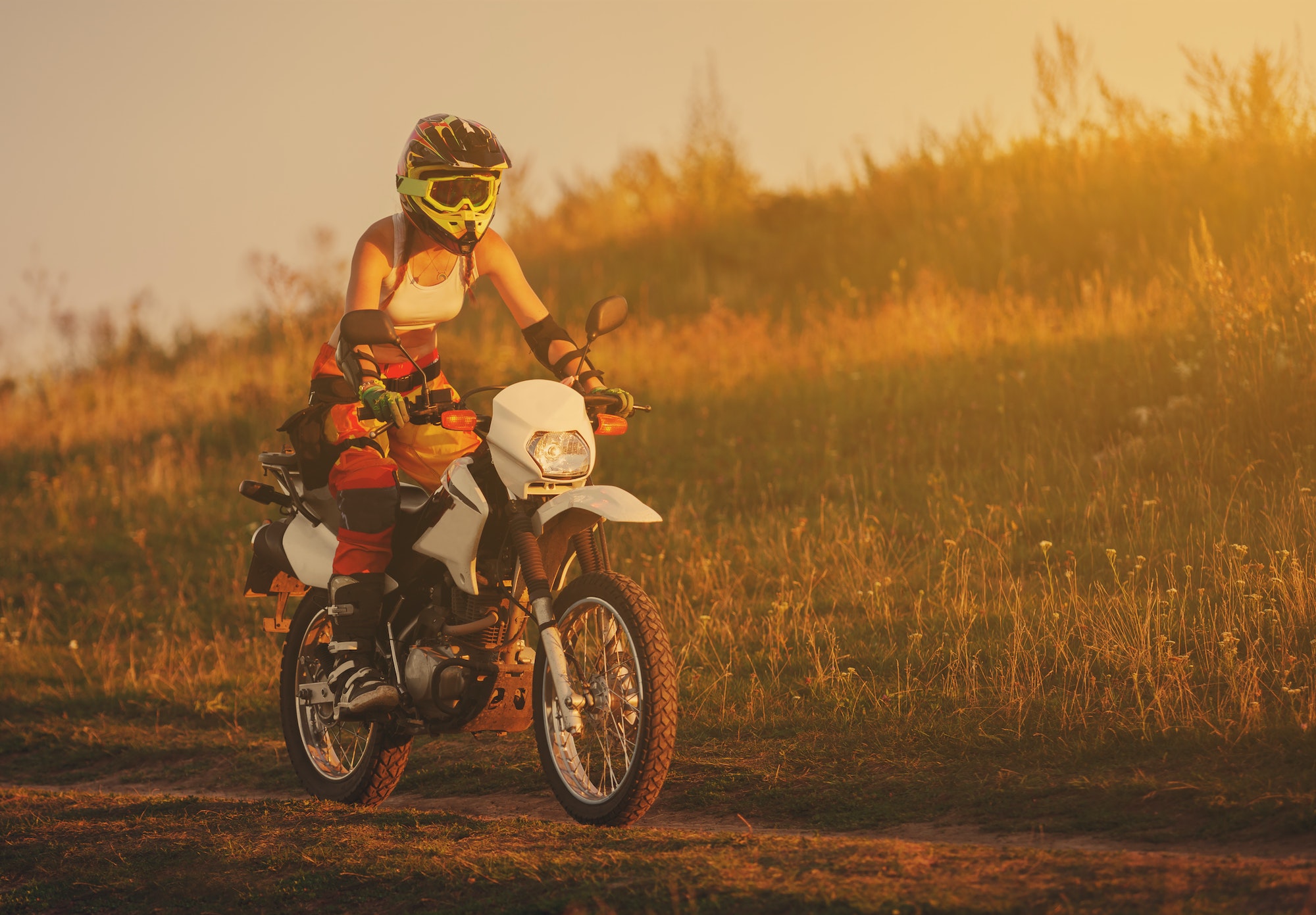 Chica en una moto de cross