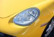 La luz delantera de un Porsche amarillo