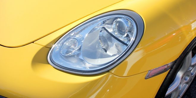 La luz delantera de un Porsche amarillo