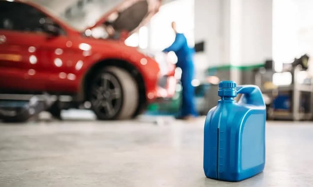 Bote de aceite en un taller