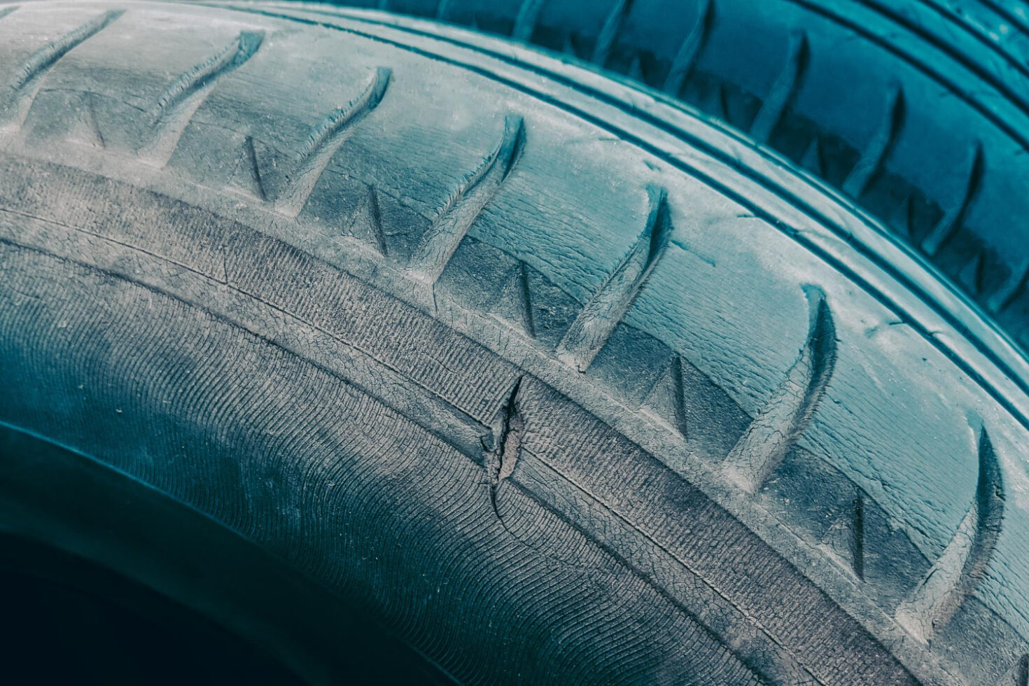 Coche expuesto sol con neumáticos cristalizados