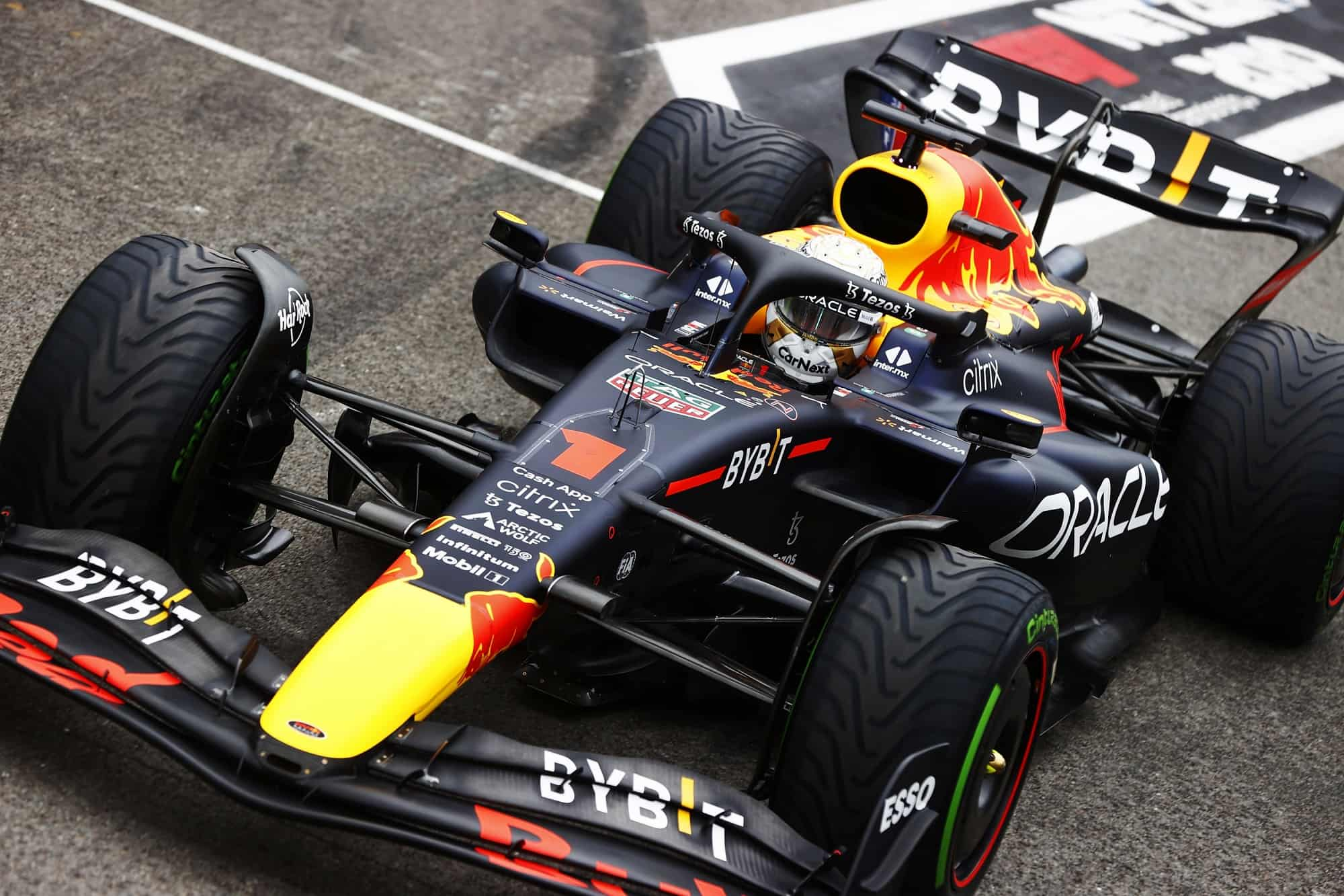 Verstappen se ofrece a Pirelli