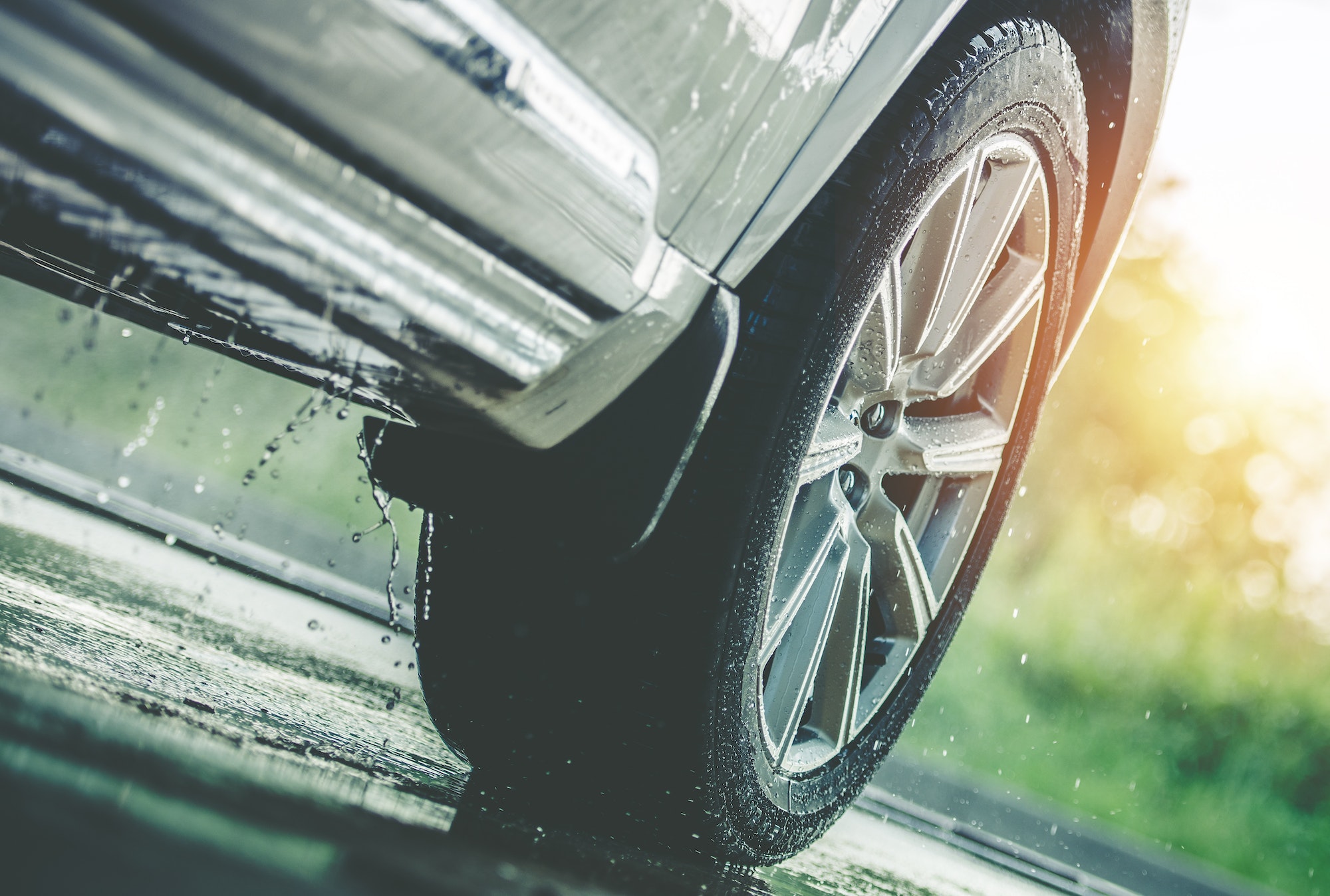 Frenar en mojado, te explicamos cómo frenar en caso de lluvia