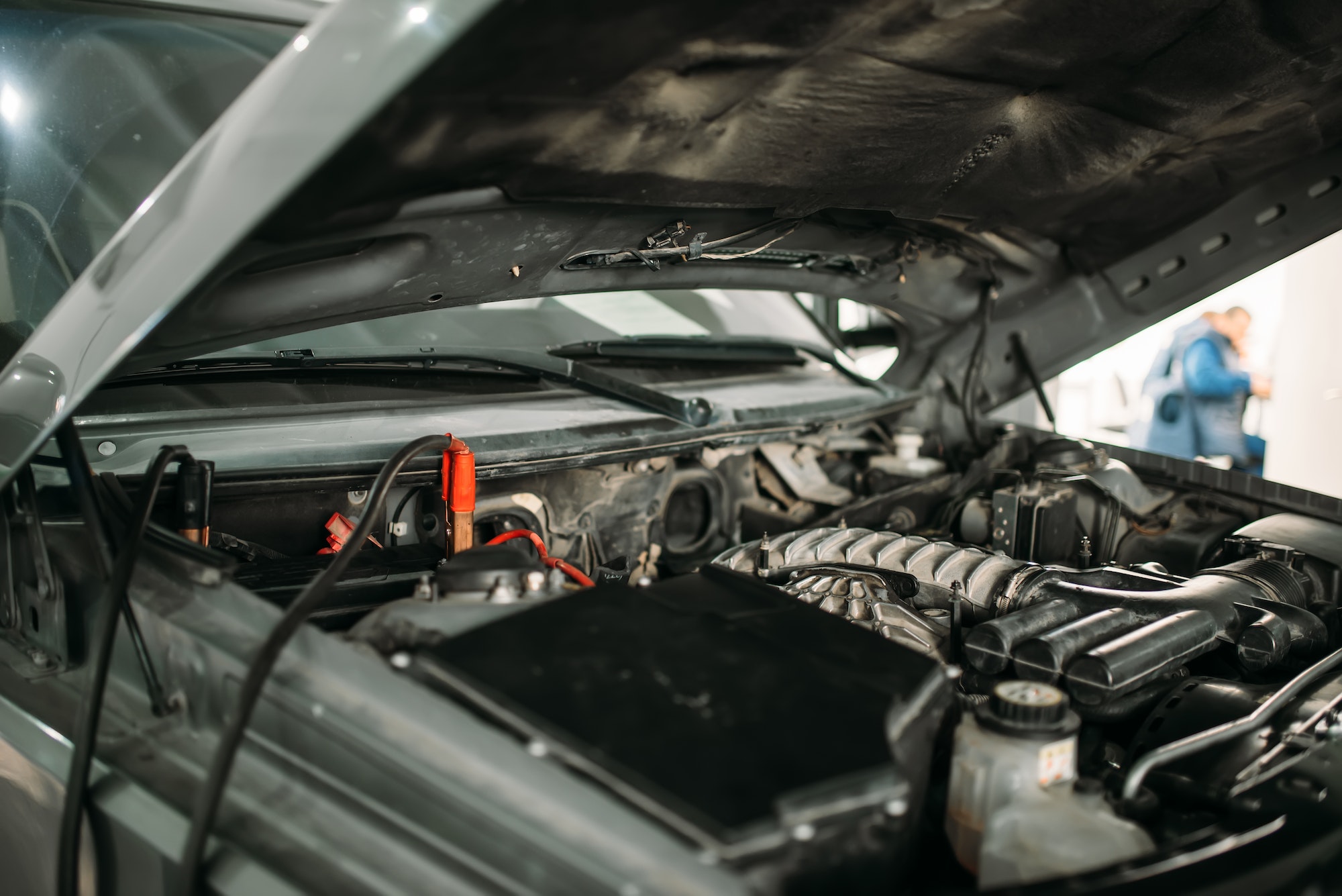 Asi puedes arrancar un coche con pinzas