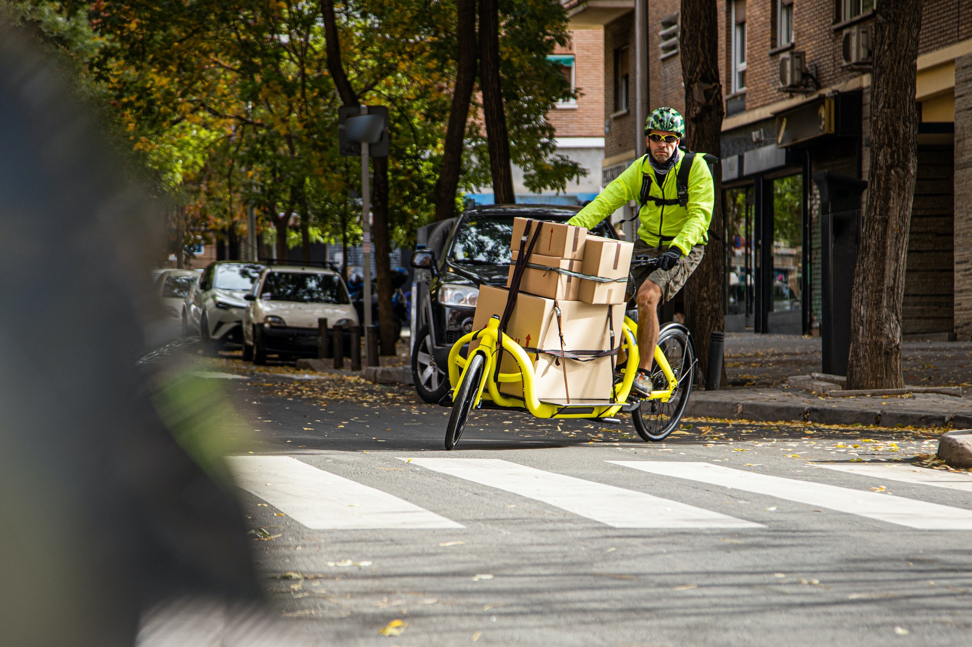 Un repartidor conduciendo su cargo bike