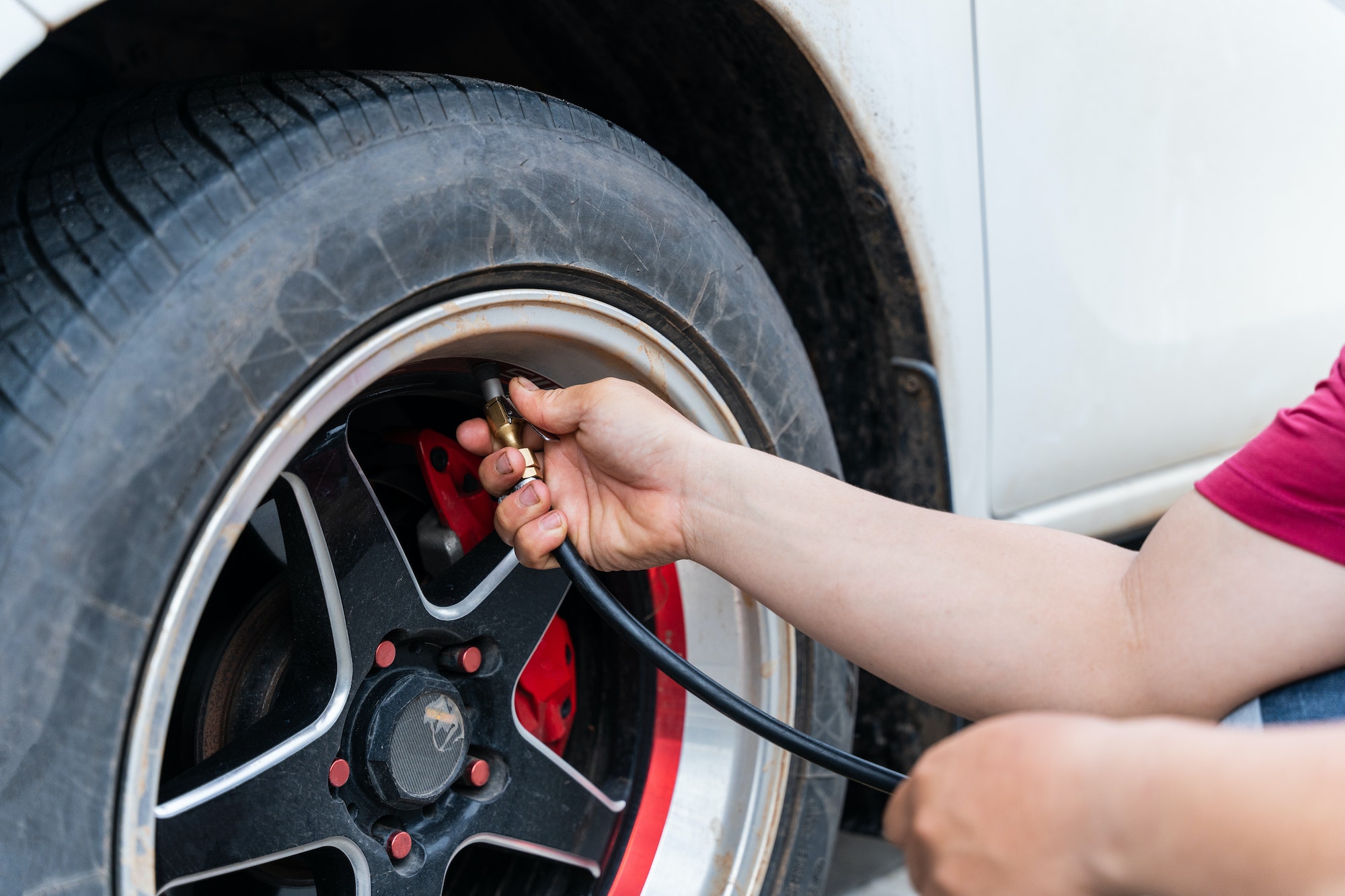 Ten cuidado su el testigo de la presión de los neumáticos se enciende
