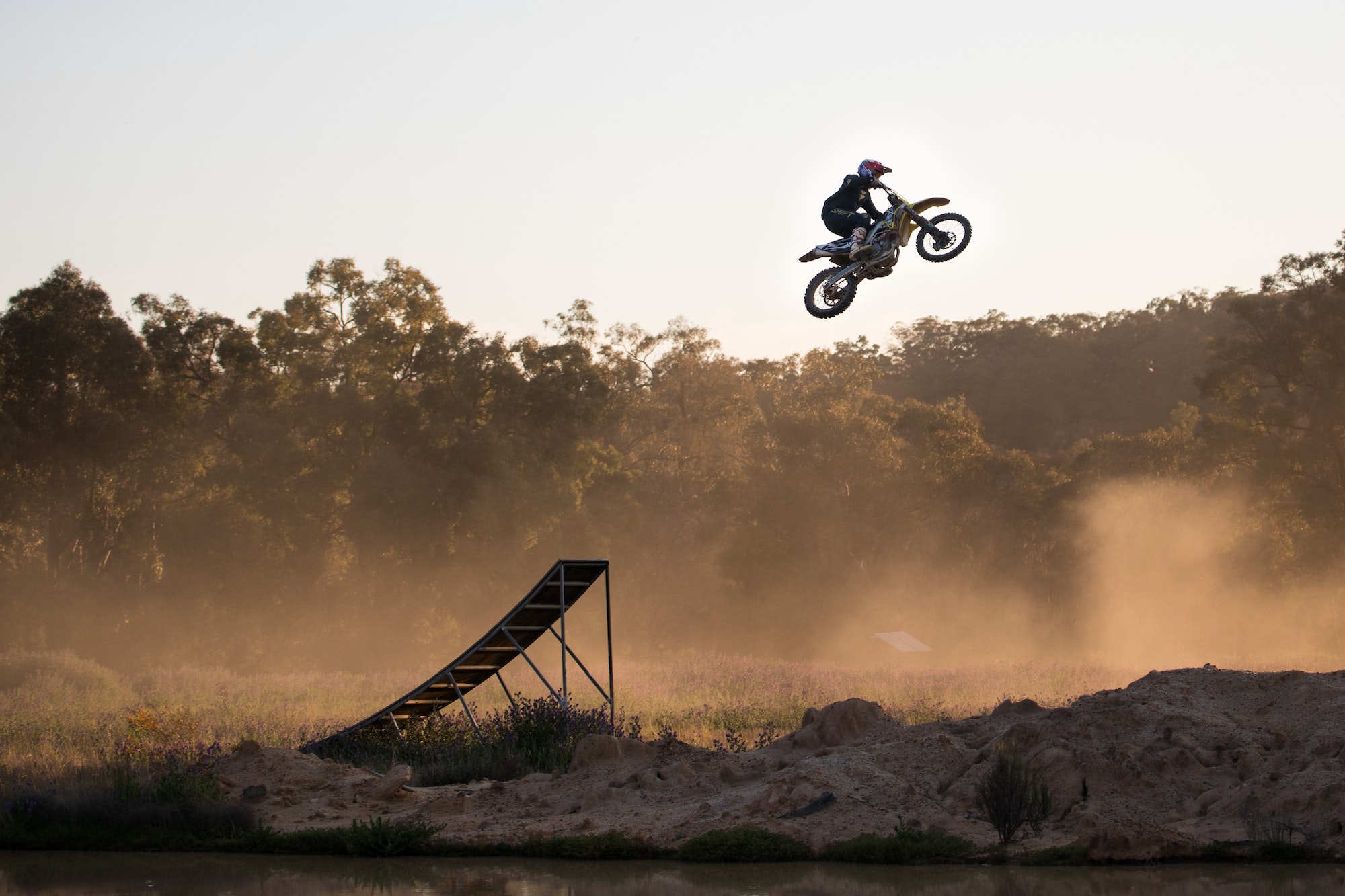 Soñando que vuelas con una moto