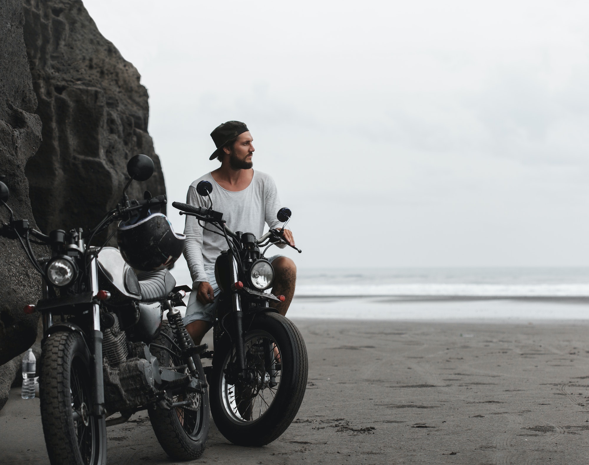 Un tio en una moto en una playa